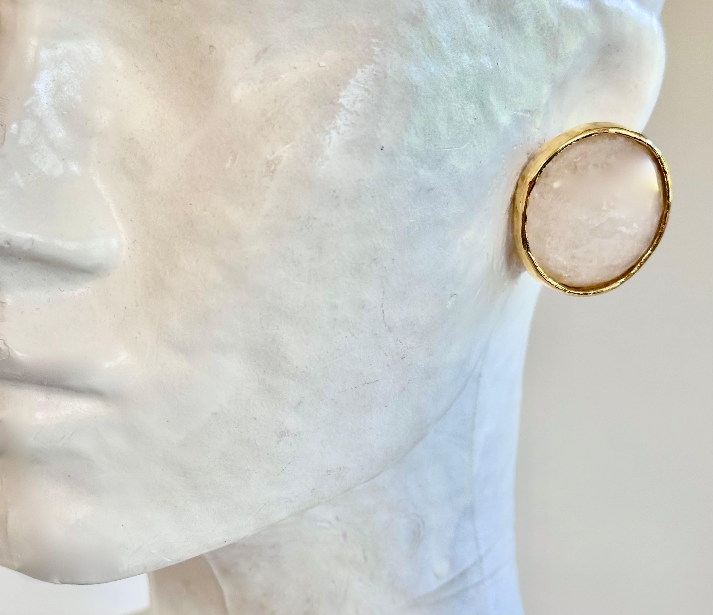 
Sylvie Blet, la styliste, a été l'assistante personnelle de Robert Goossens dans toutes ses créations. Elle a travaillé à ses côtés pendant 20 ans, créant des collections pour Yves St Laurent et de nombreuses autres maisons de couture.
Chaque pièce