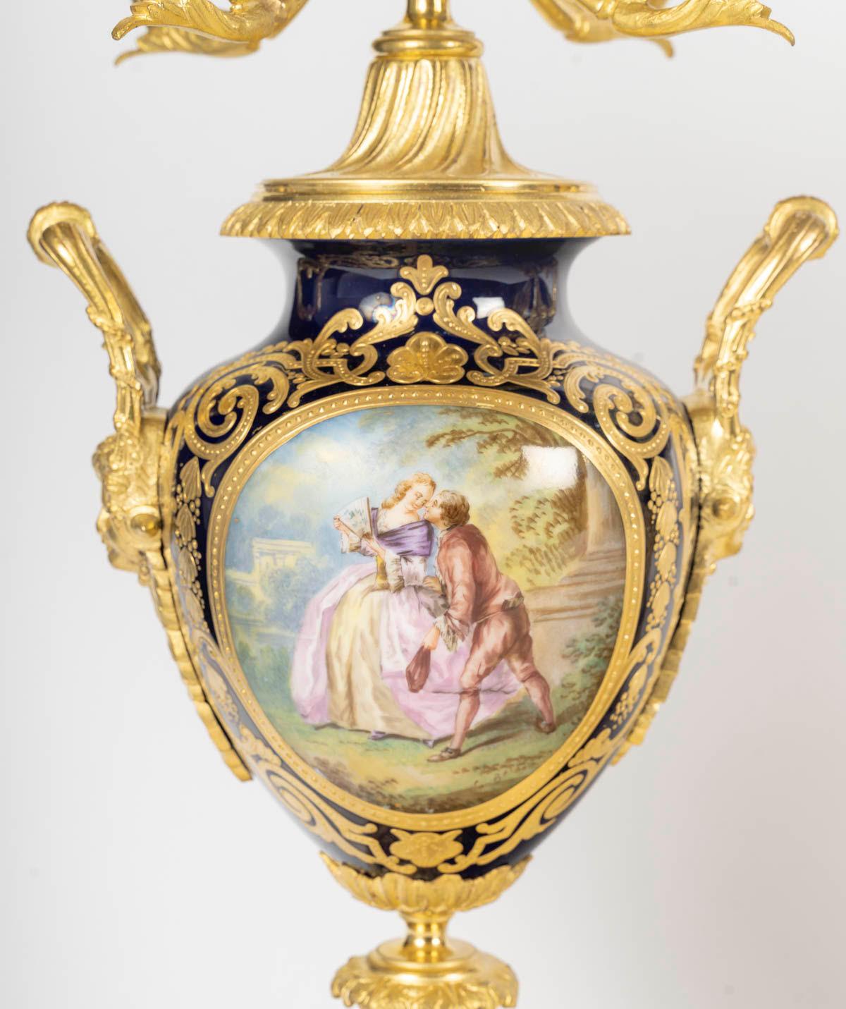 Juego de repisa de bronce dorado y porcelana de Sèvres, Siglo XIX, Época de Napoleón III Francés en venta