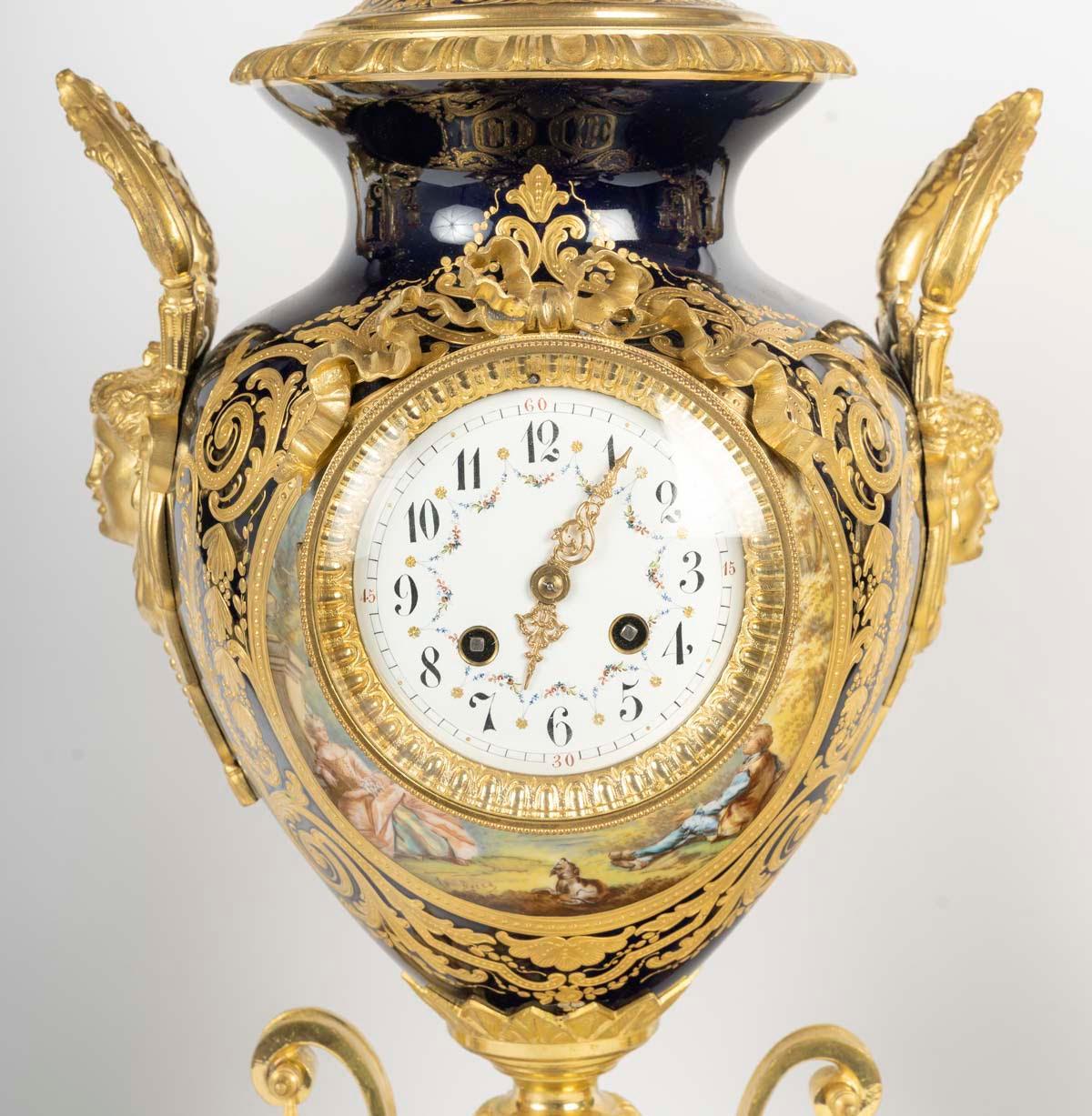 Juego de repisa de bronce dorado y porcelana de Sèvres, Siglo XIX, Época de Napoleón III en Bueno estado para la venta en Saint-Ouen, FR