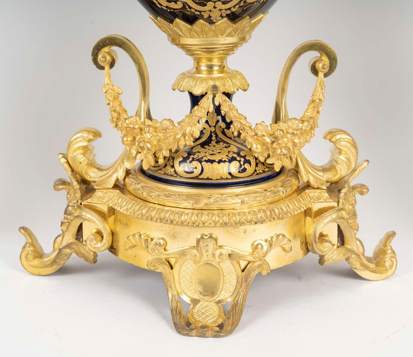 Juego de repisa de bronce dorado y porcelana de Sèvres, Siglo XIX, Época de Napoleón III Bronce en venta