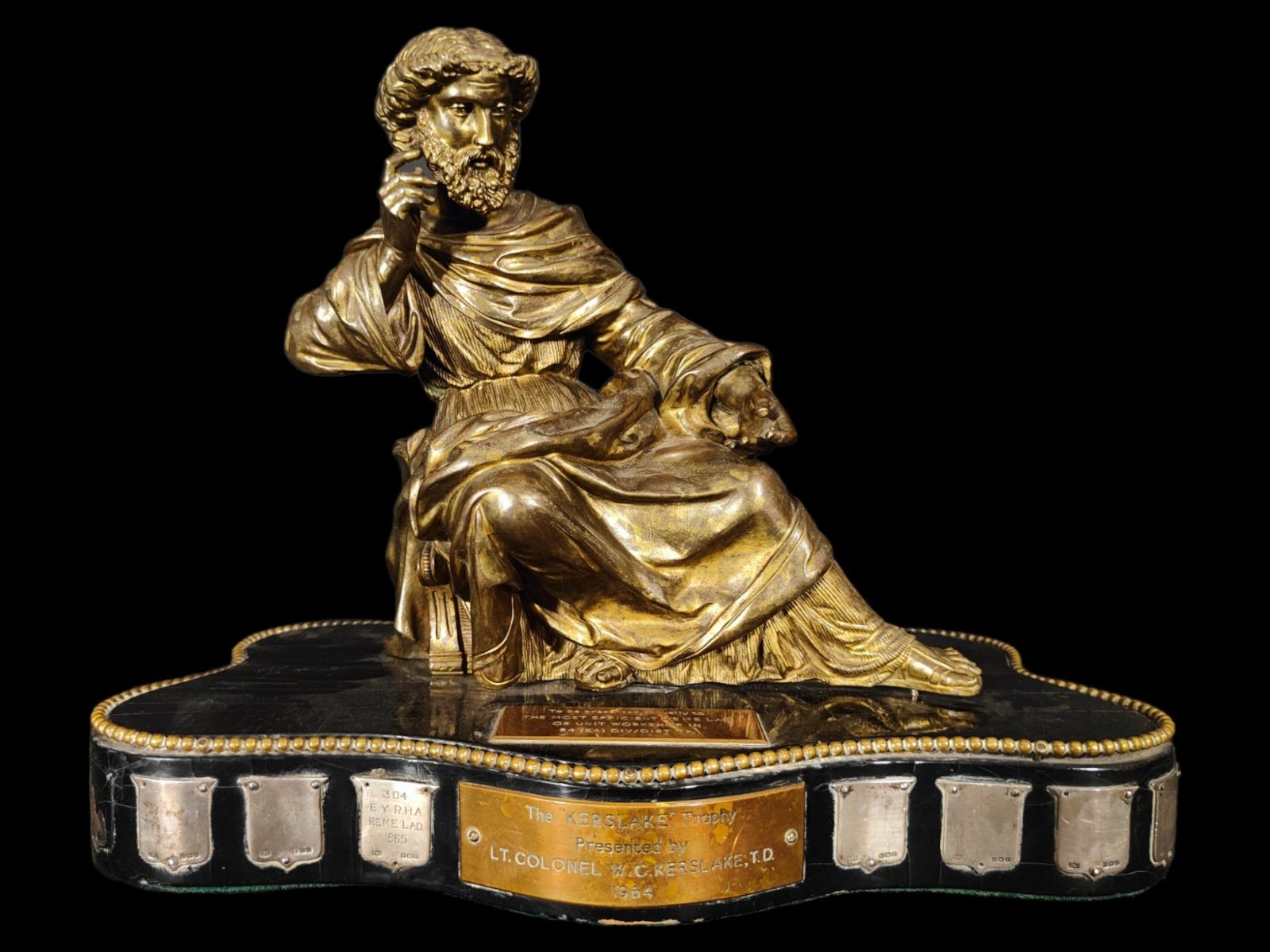 Figura in bronzo dorato e argento.
Figura in bronzo dorato su piedistallo di legno e decorata con scudo d'argento. Presenti alcune mancanze, vedi foto. Misure: 35 x 30 x 17 cm.
buone condizioni.