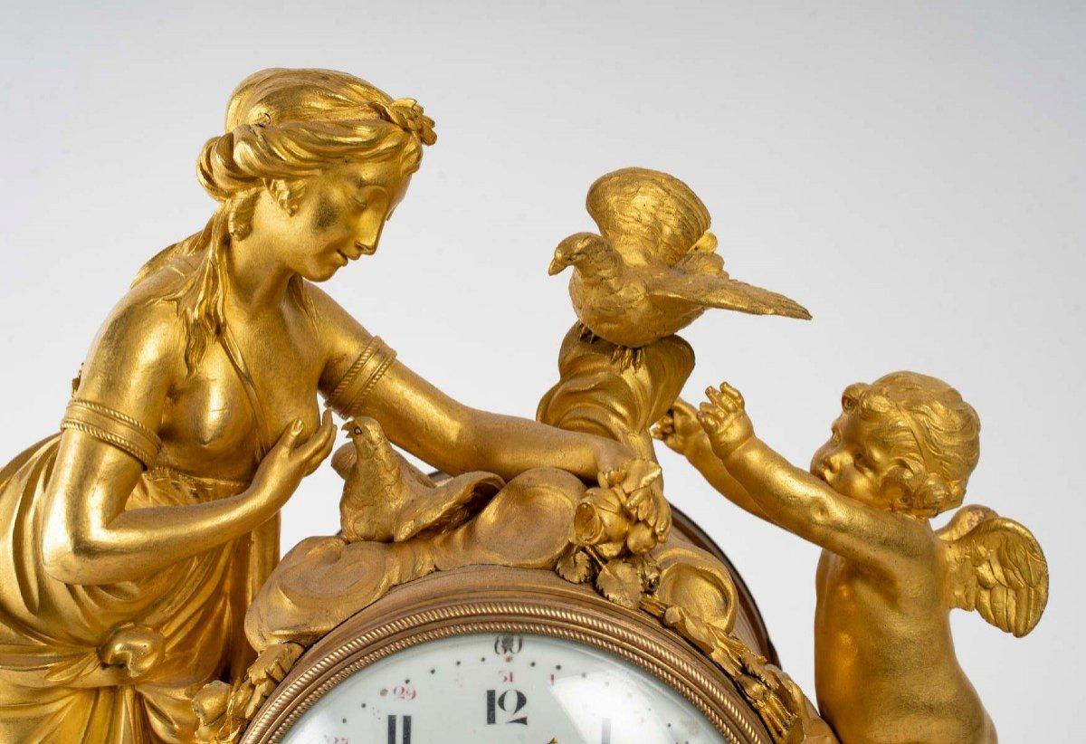 Gilded bronze and white marble clock, 18th century

Measures: H: 39cm, W: 31 cm, D: 15 cm.