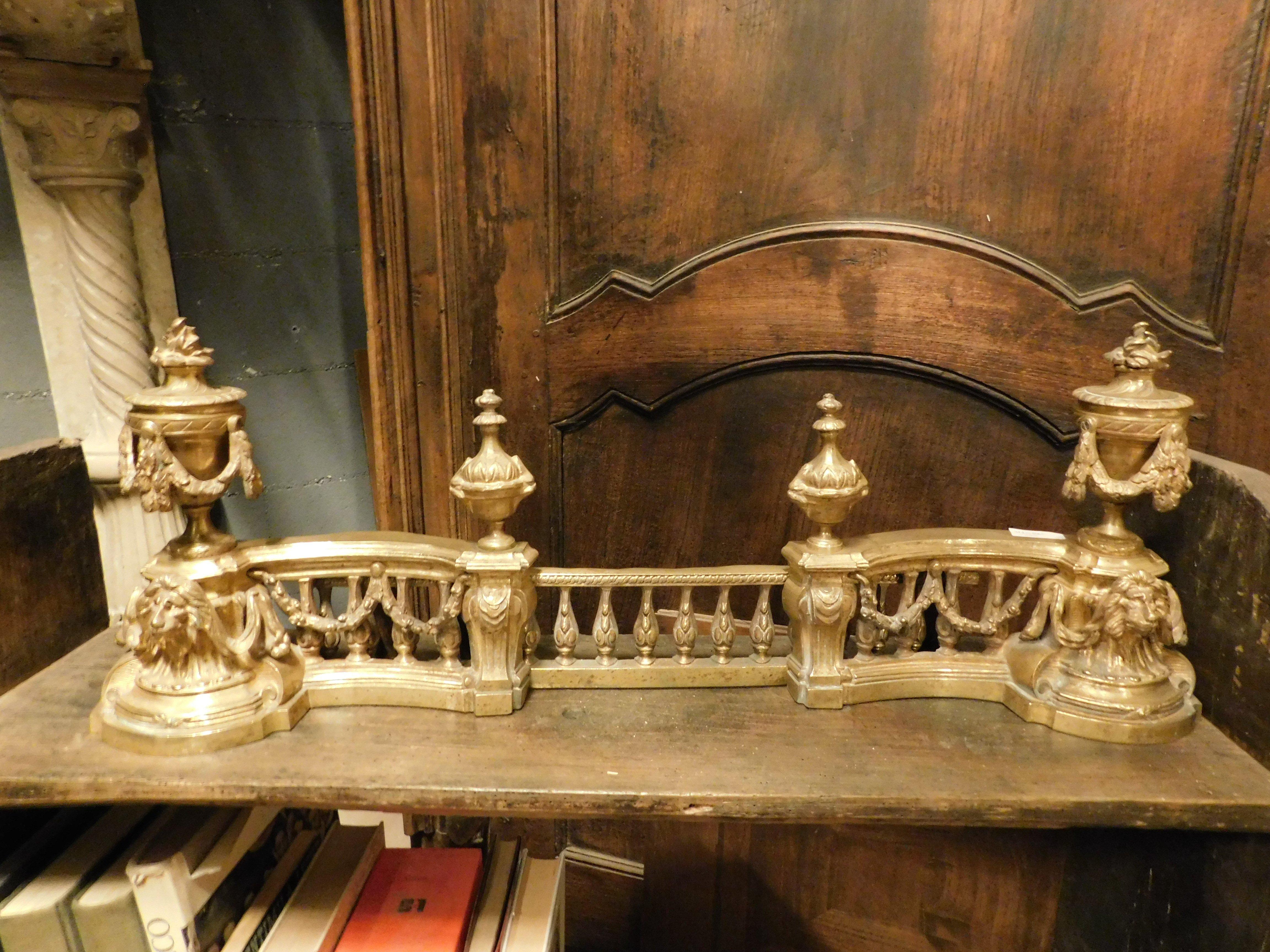 Cendrier ancien en bronze doré, richement sculpté avec 4 coupes, festons et décorations, original du 19ème siècle, originaire d'Italie
Dimensions cm L 95 x H 30 x P 10