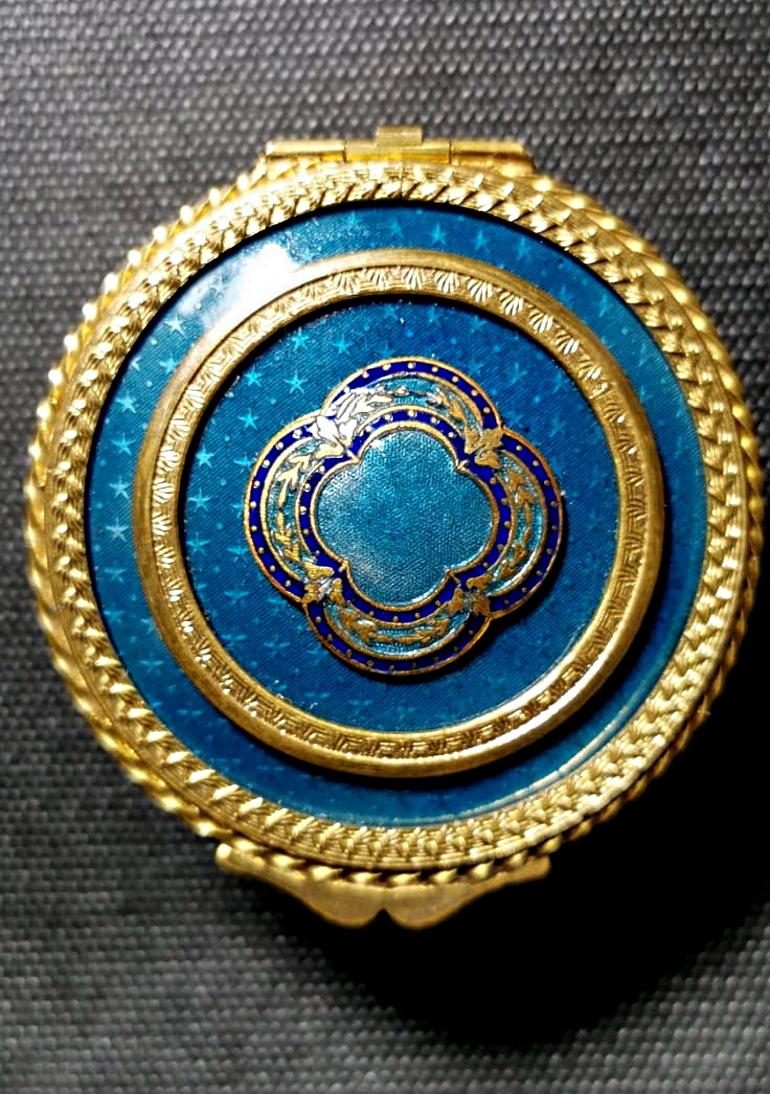 Gilded bronze enameled round box; for the workings present on the object we can consider it a small work of art; the body is formed by a rich knurled bandage then finished by hand; the surface of the lid, to be enameled with transparent enamel, has