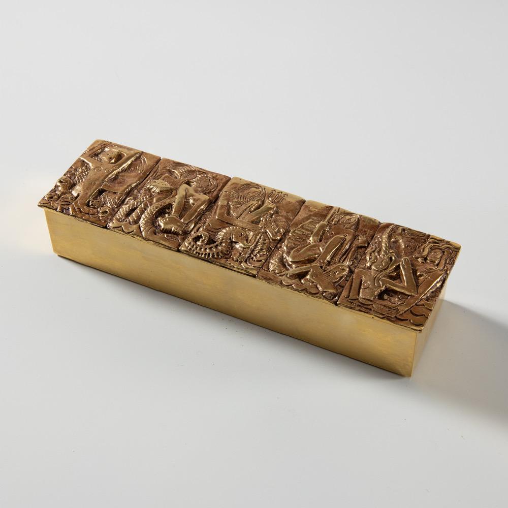 The lid of this box represents Neptune (Poseidon) brother of Zeus (Jupiter).
We can find his symbols, the seahorse, the dolphin, the fish and the Trident.
Neptune was the protector of fishermen, boatmen of the sea, islands and shores.
Themes that