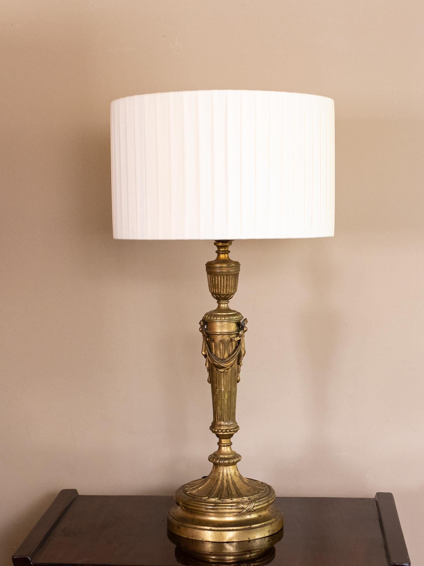 Lampe de table française raffinée de la fin du XIXe siècle, en bronze doré, dont le style rappelle la grandeur de l'époque de Napoléon III. 

Récemment recâblée pour une utilisation moderne, elle est vendue sans l'abat-jour présenté sur la