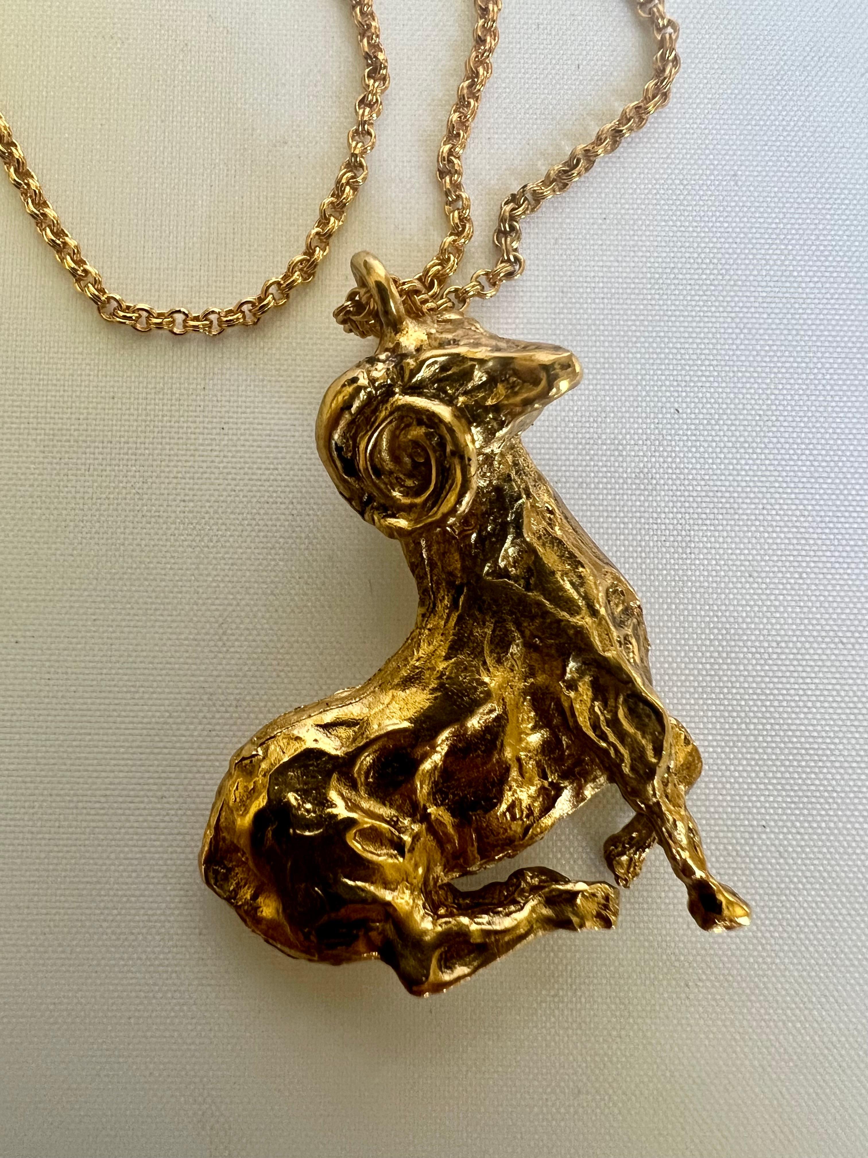 Collier pendentif Capricorne unisexe en bronze doré (plaqué or 18k) fabriqué artisanalement en France. 

La chaîne mesure 20 pouces de long, et le pendentif mesure 1,50 pouces par 1,25 pouces.