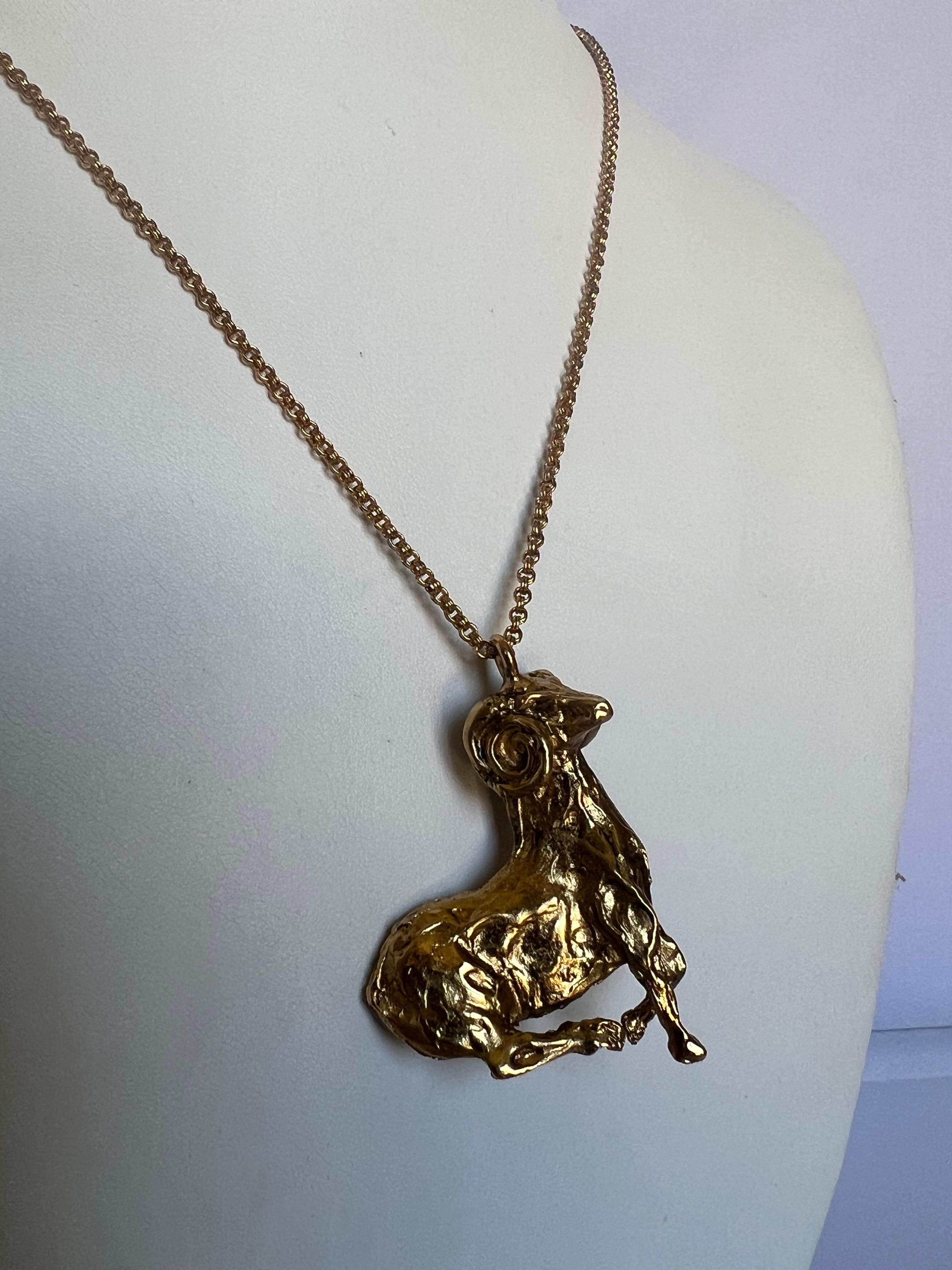 Artisan Collier à pendentif français en forme de Capricorn en bronze doré  en vente