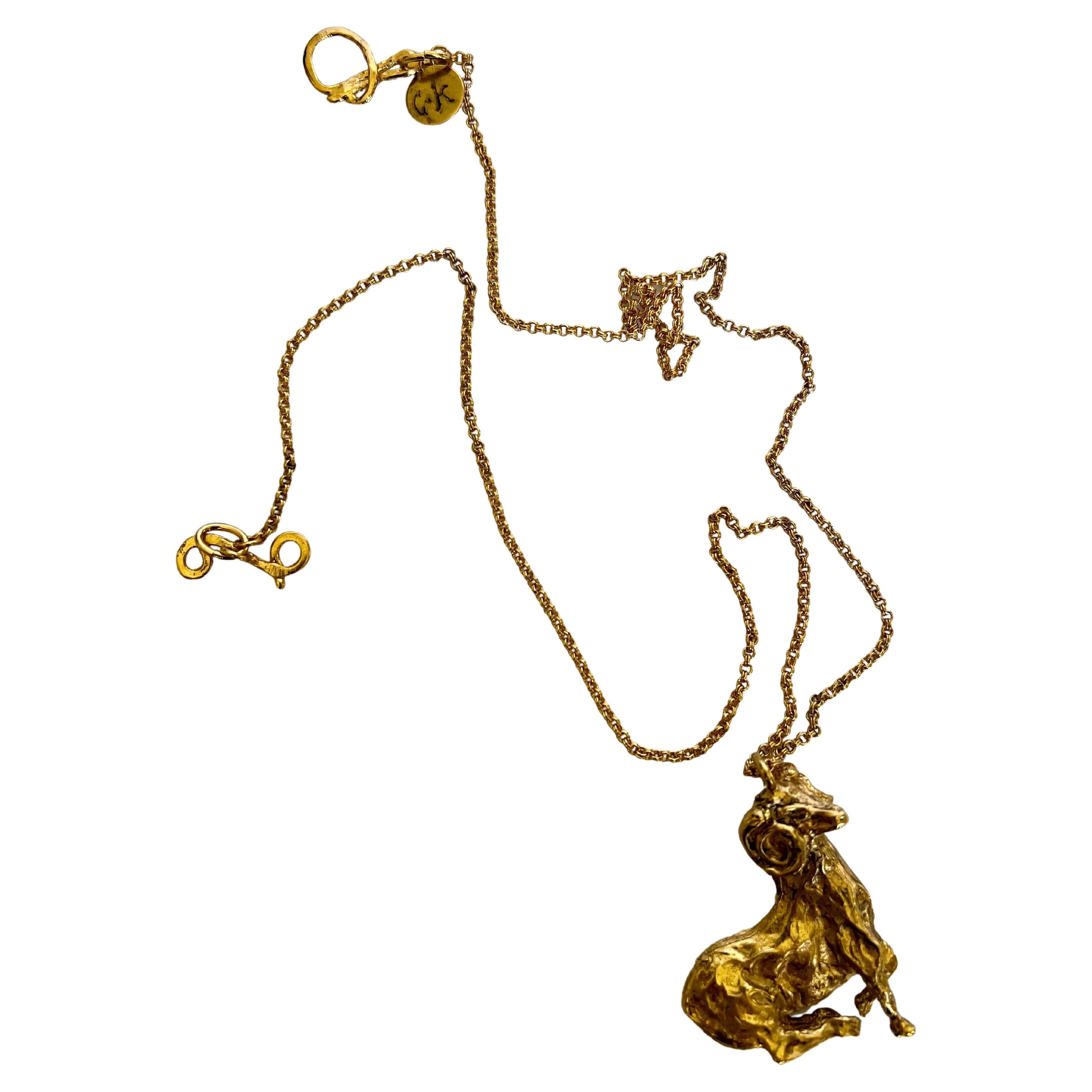 Collier à pendentif français en forme de Capricorn en bronze doré 