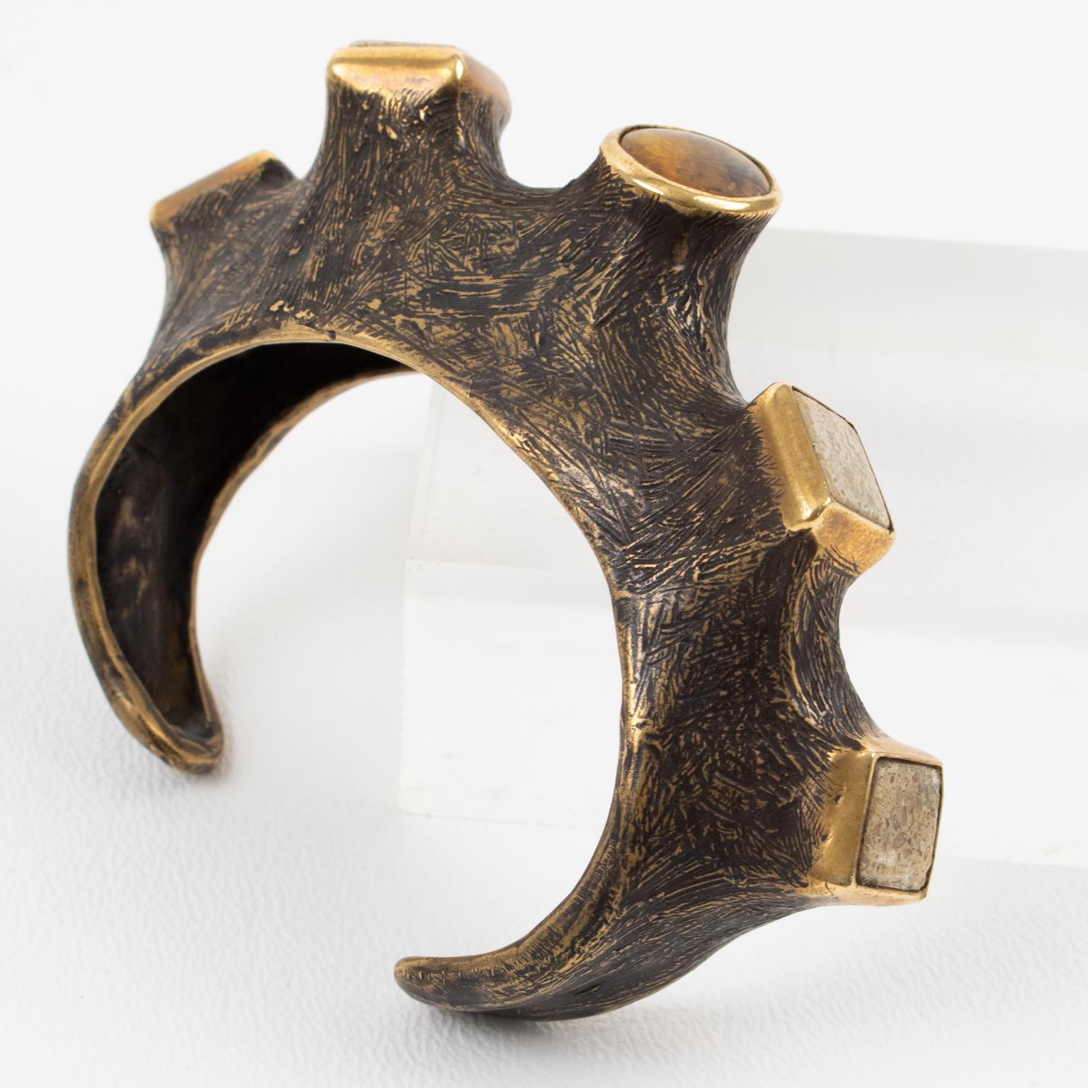 Bracciale intagliato in bronzo dorato con cabochon di travertino e ambra in vendita 4