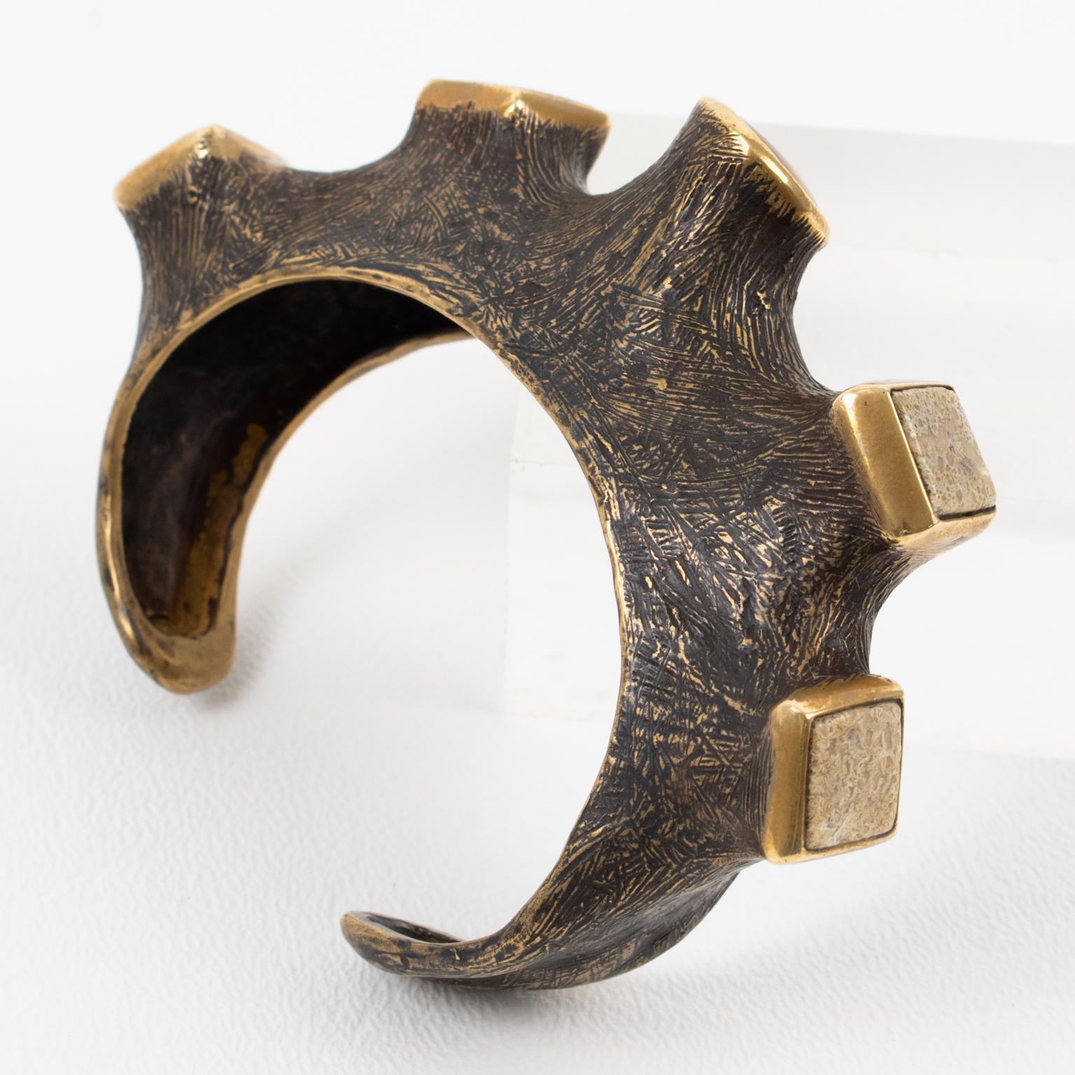 Bracciale intagliato in bronzo dorato con cabochon di travertino e ambra in vendita 5
