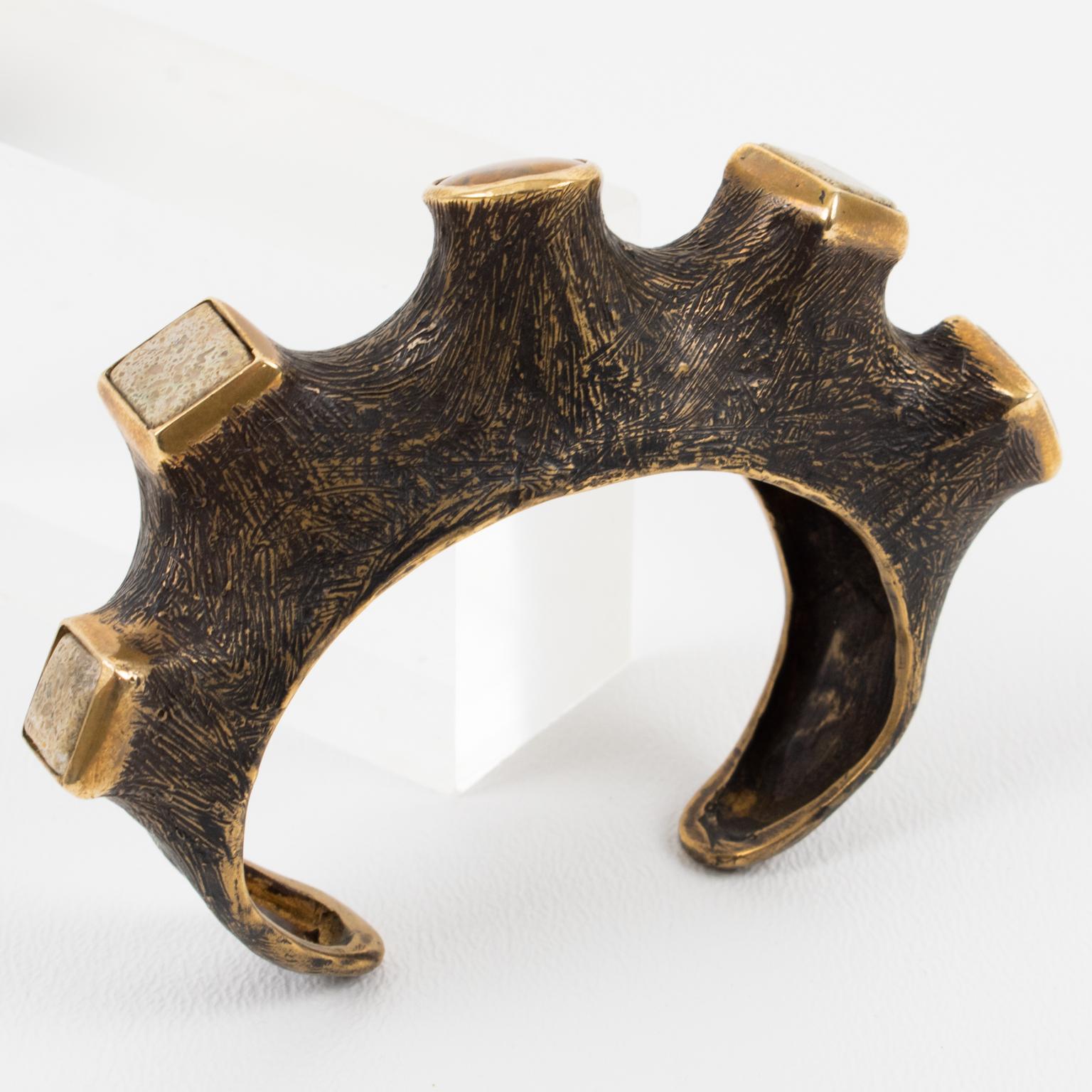 Bracciale intagliato in bronzo dorato con cabochon di travertino e ambra in vendita 6