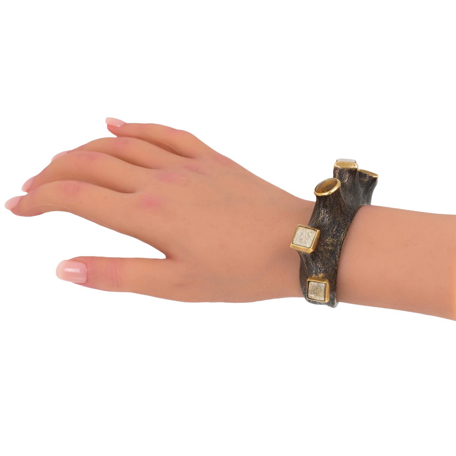 Bracciale intagliato in bronzo dorato con cabochon di travertino e ambra in vendita 8