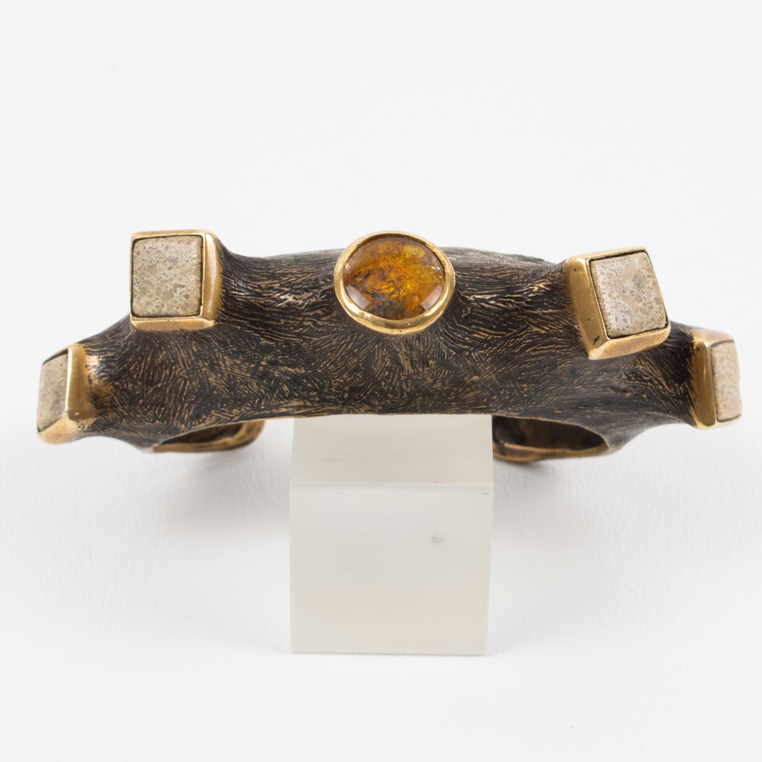 Bracciale intagliato in bronzo dorato con cabochon di travertino e ambra In condizioni ottime in vendita a Atlanta, GA