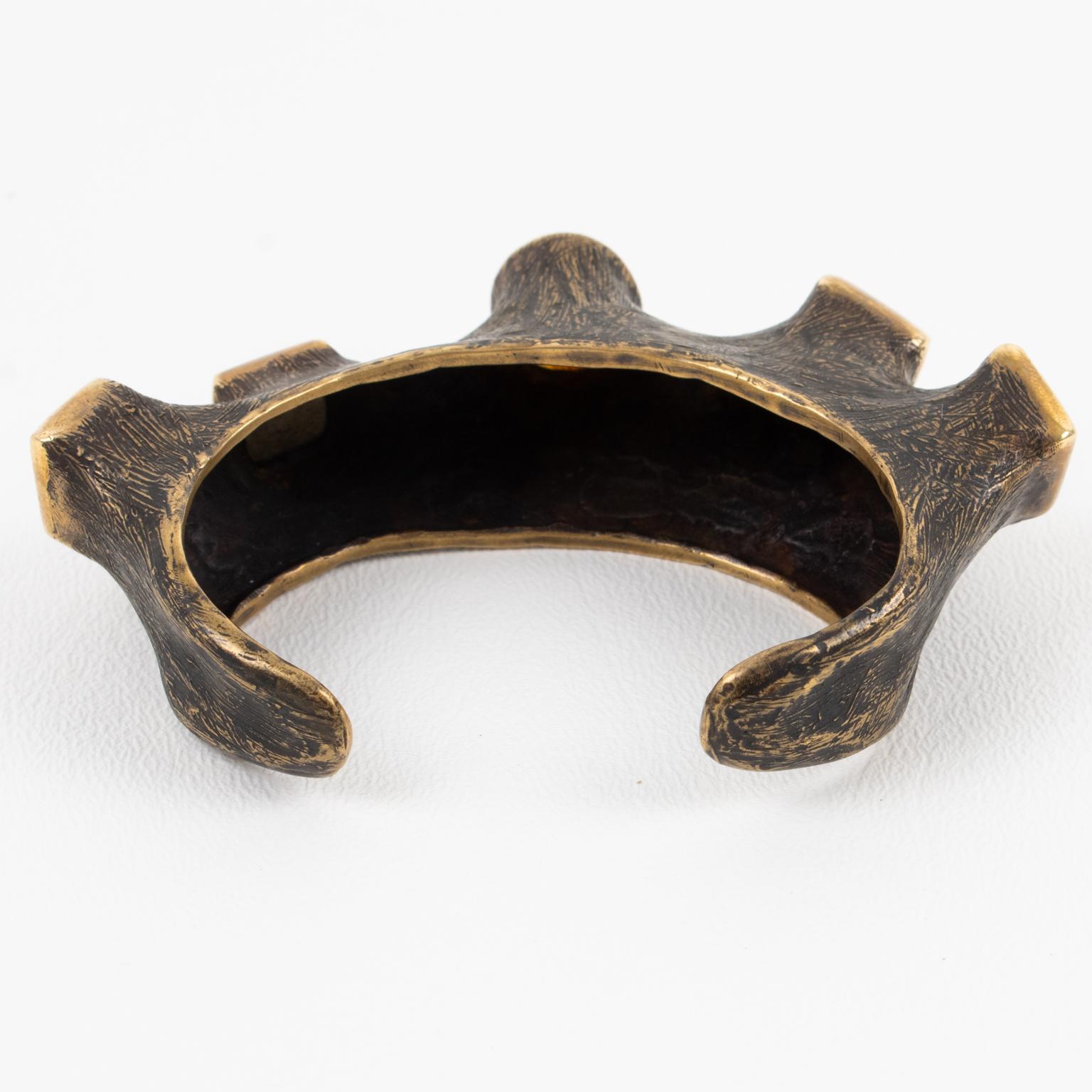 da uomo o donna Bracciale intagliato in bronzo dorato con cabochon di travertino e ambra in vendita