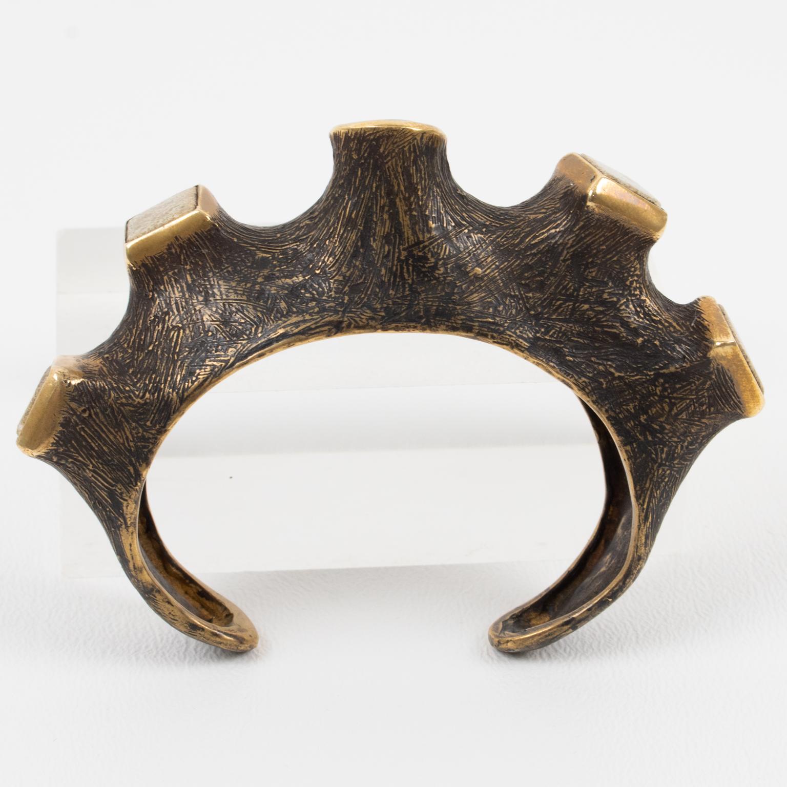 Bracciale intagliato in bronzo dorato con cabochon di travertino e ambra in vendita 2