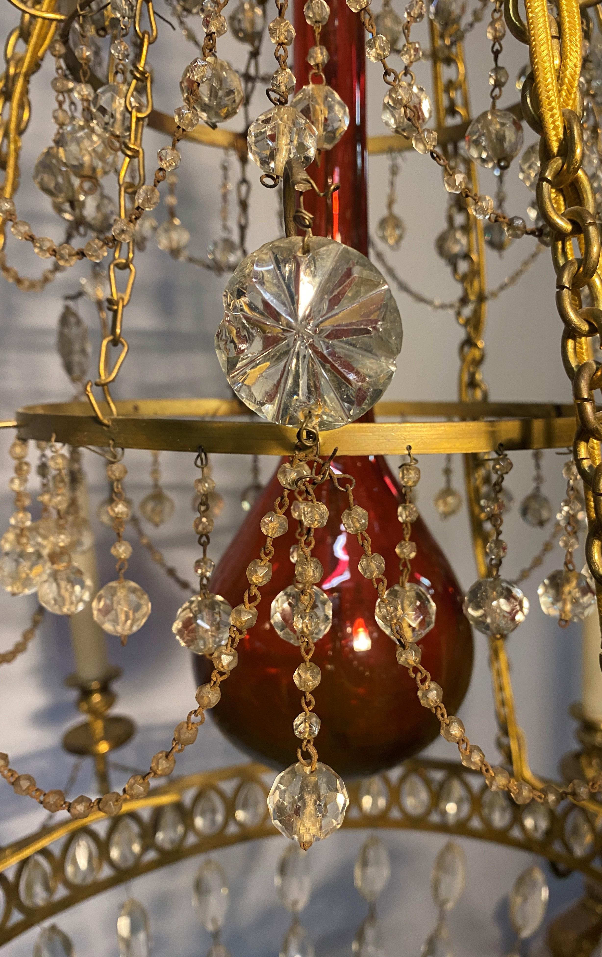 Magnifique lustre russe à six lumières datant de la fin du 18ème siècle. Les éléments décoratifs de ce lustre rappellent ceux qui étaient fabriqués à Saint-Pétersbourg à la toute fin du XVIIIe siècle.
La forme générale, la structure aérée et la