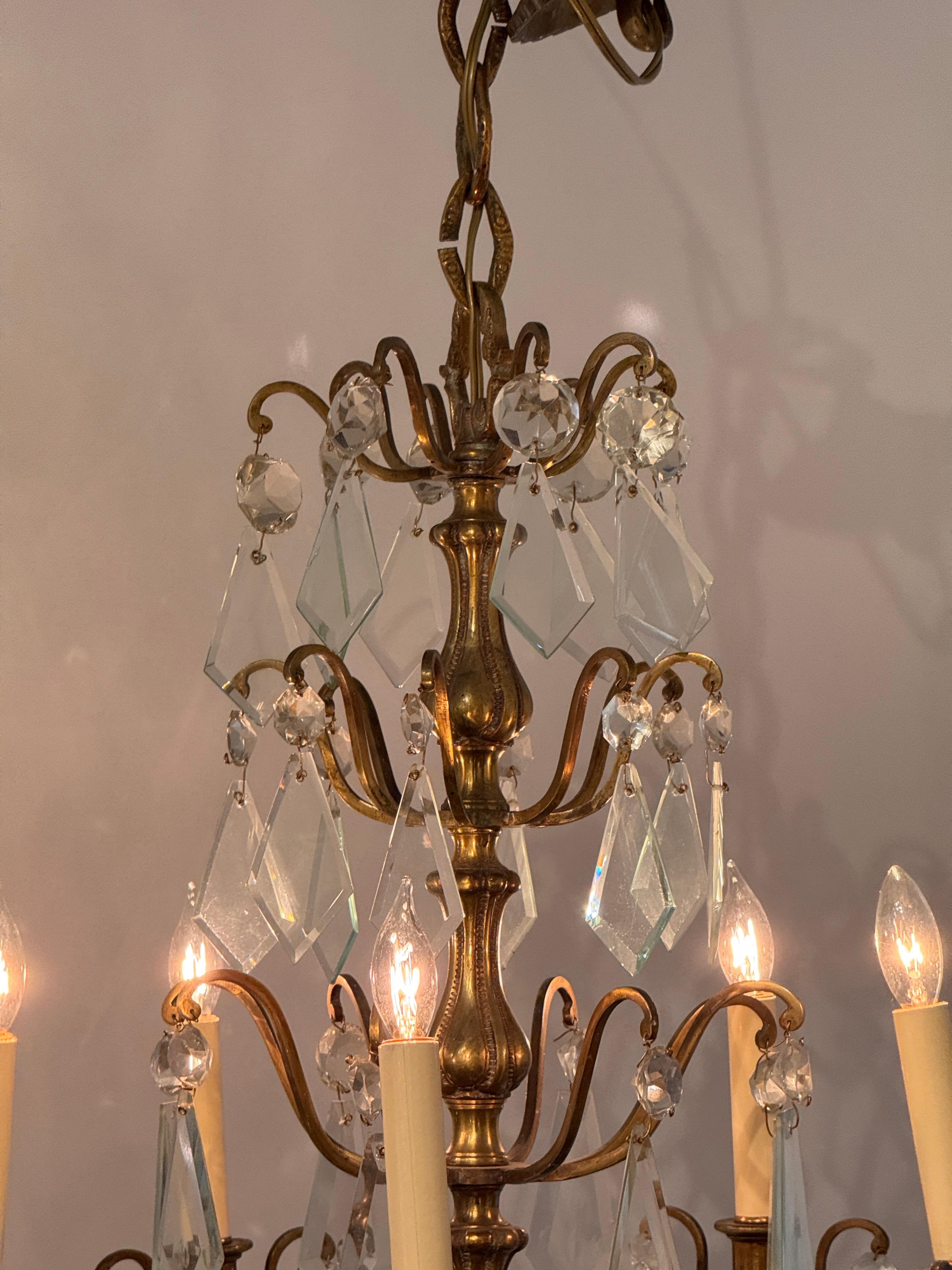 Early 20th Century Gilded Bronze Chandelier With Diamond-Cut Crystal Drops For Sale
