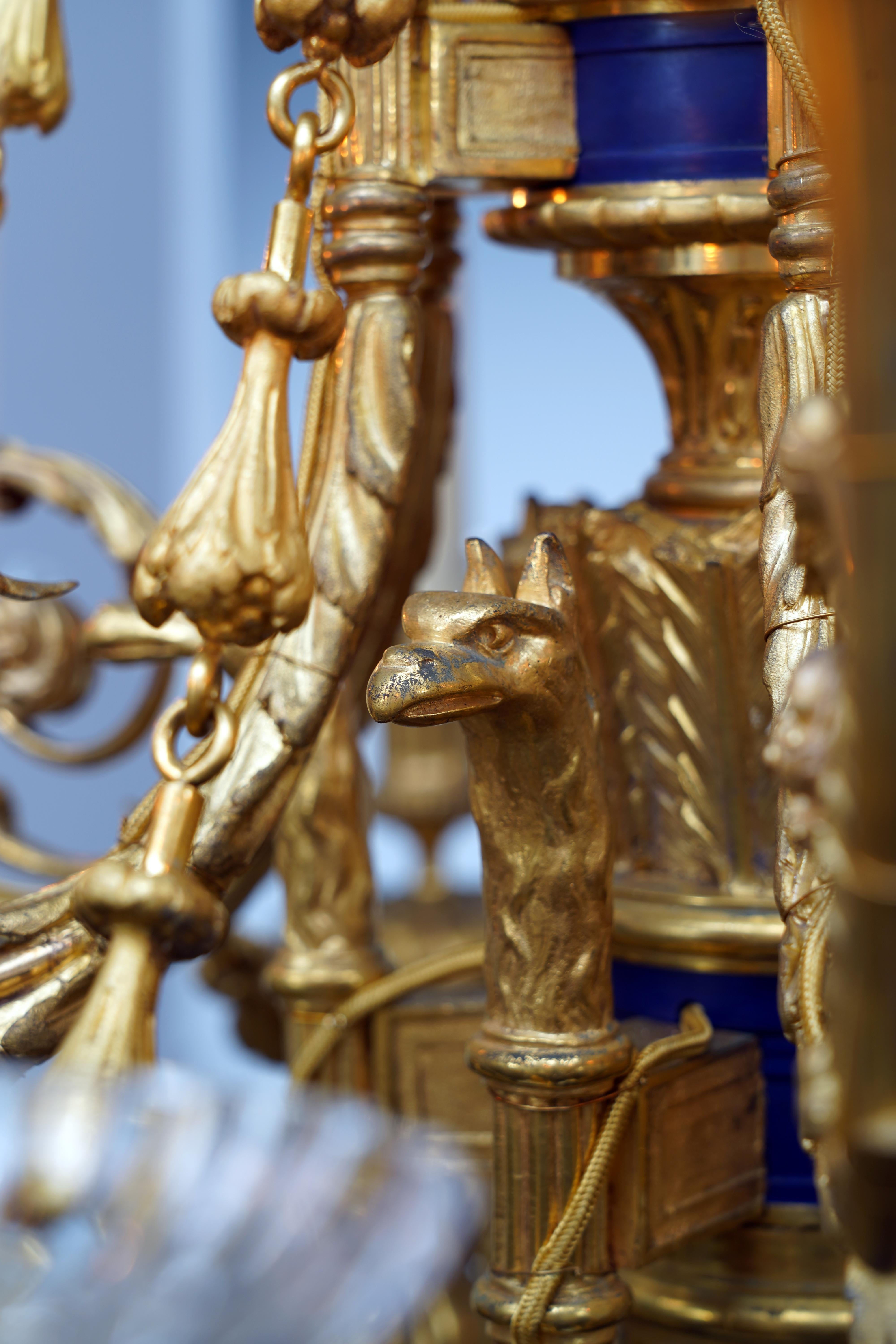 Gilded bronze Chandelier with Eagle Heads attr. to H. Vian, France, circa 1890 In Good Condition For Sale In PARIS, FR