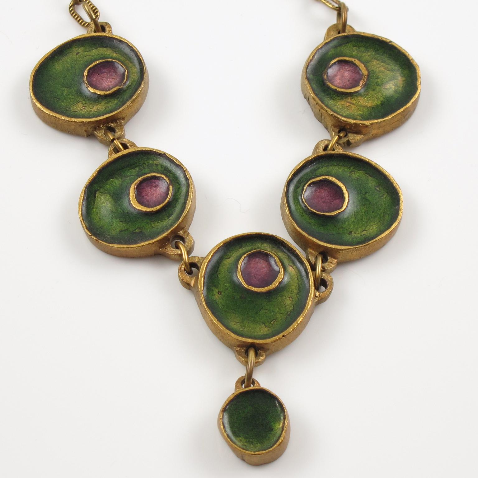 Collana girocollo in bronzo dorato con smalto verde e viola in vendita 3
