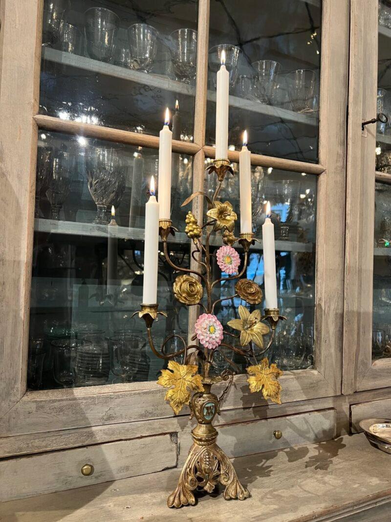 Francese Candelabro da chiesa in bronzo dorato, ornamenti in ottone e opalina in vendita