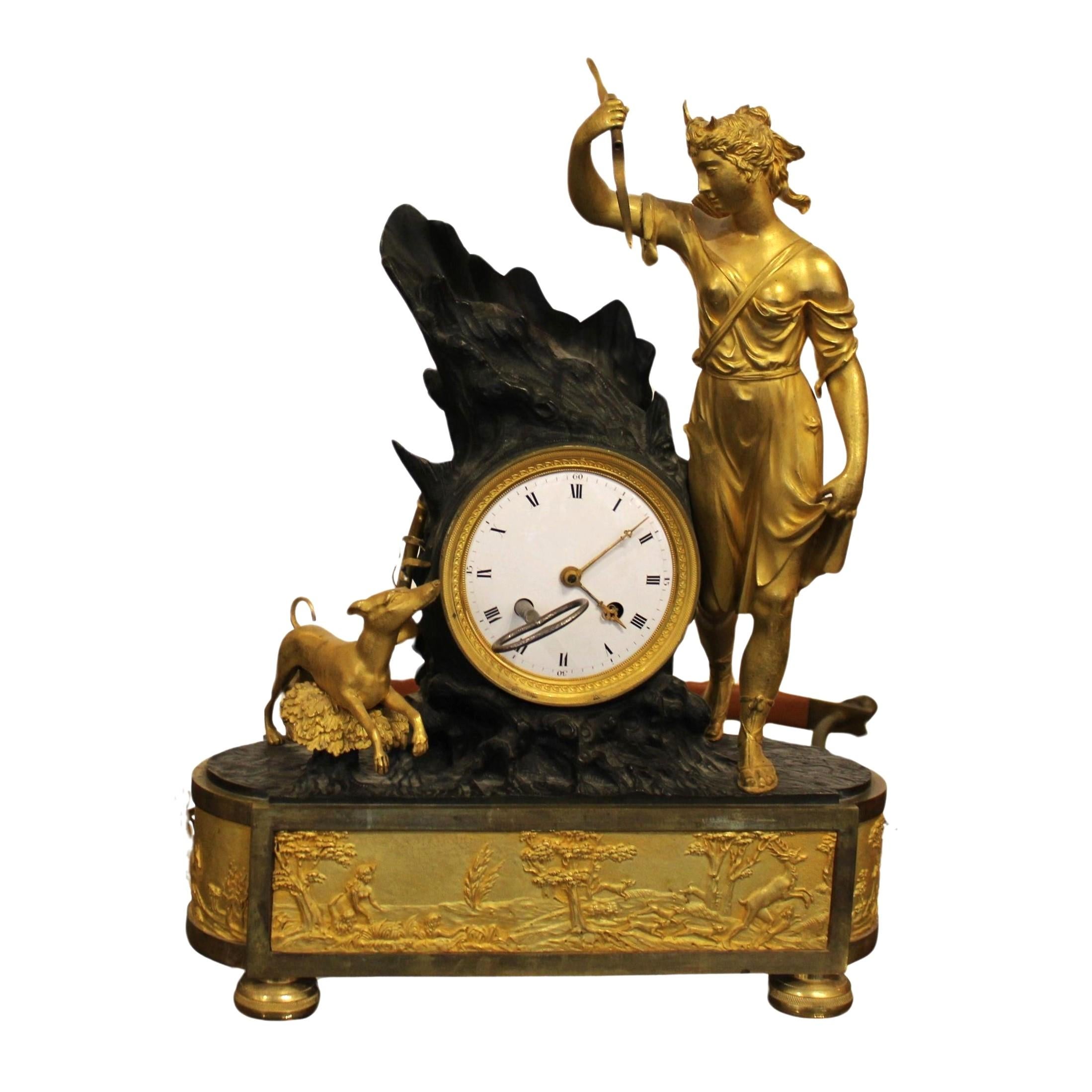 Vergoldete Bronzeuhr, die Diana die Jägerin darstellt
Frankreich, Anfang 19. Jahrhundert