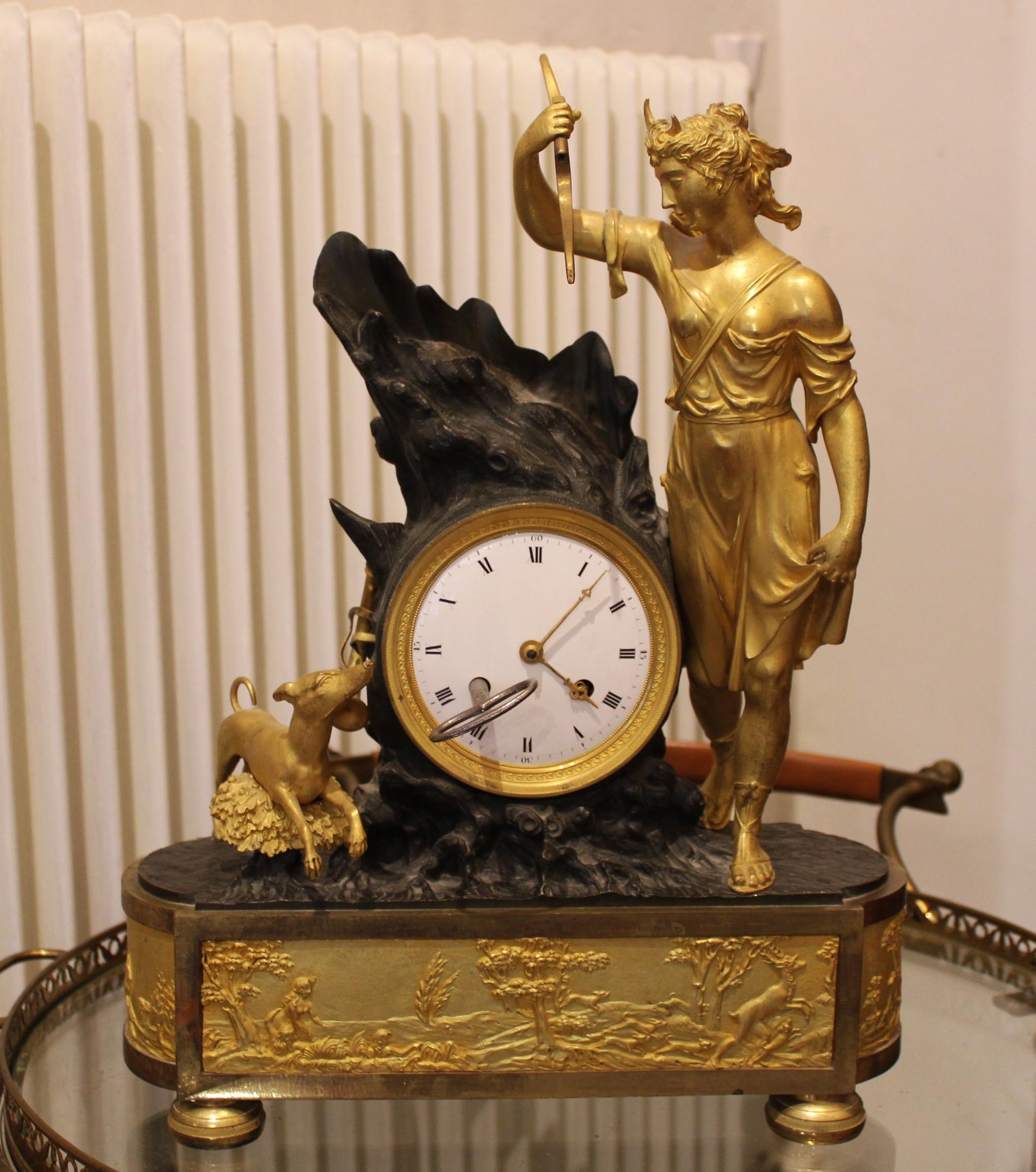 Uhr aus vergoldeter Bronze, frühes 19. Jahrhundert (Französisch) im Angebot