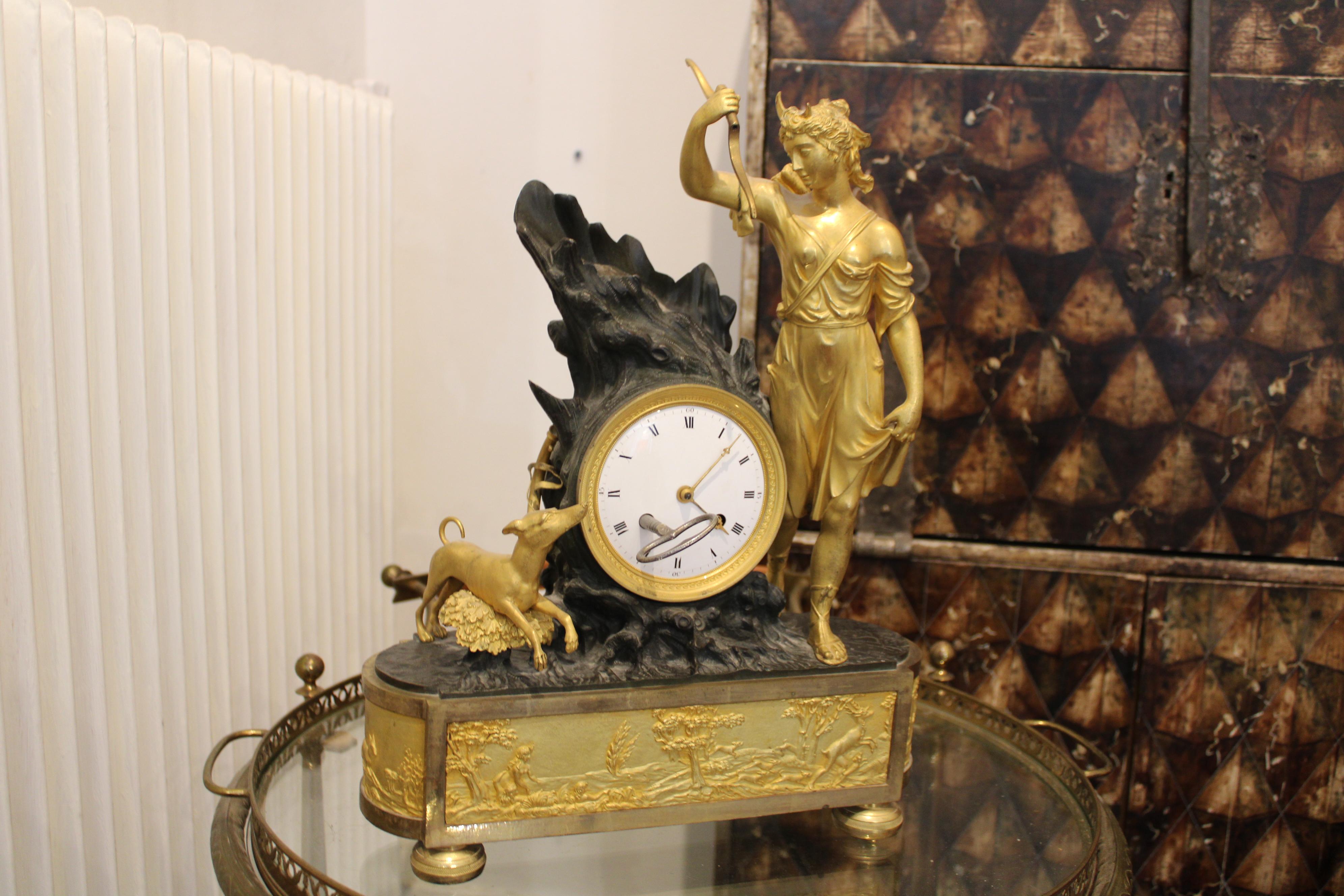 Uhr aus vergoldeter Bronze, frühes 19. Jahrhundert im Zustand „Gut“ im Angebot in Paris, FR