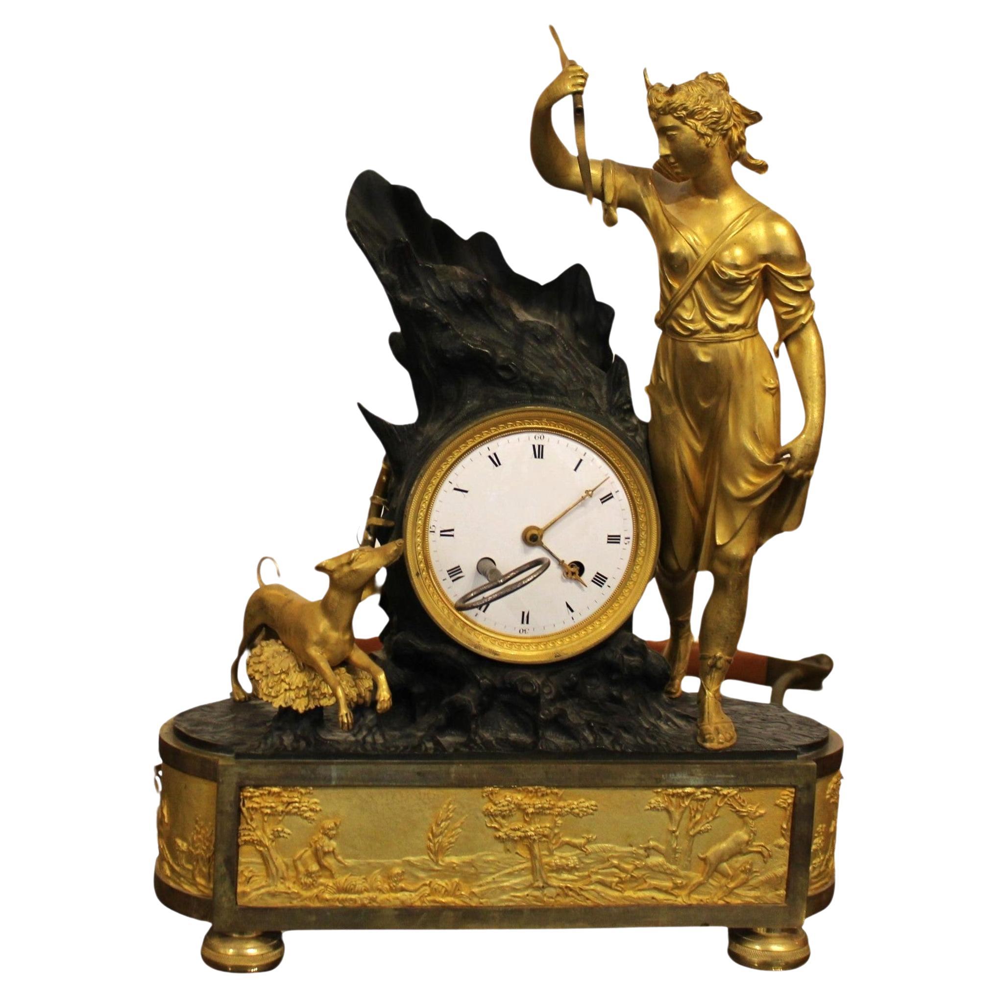Uhr aus vergoldeter Bronze, frühes 19. Jahrhundert im Angebot
