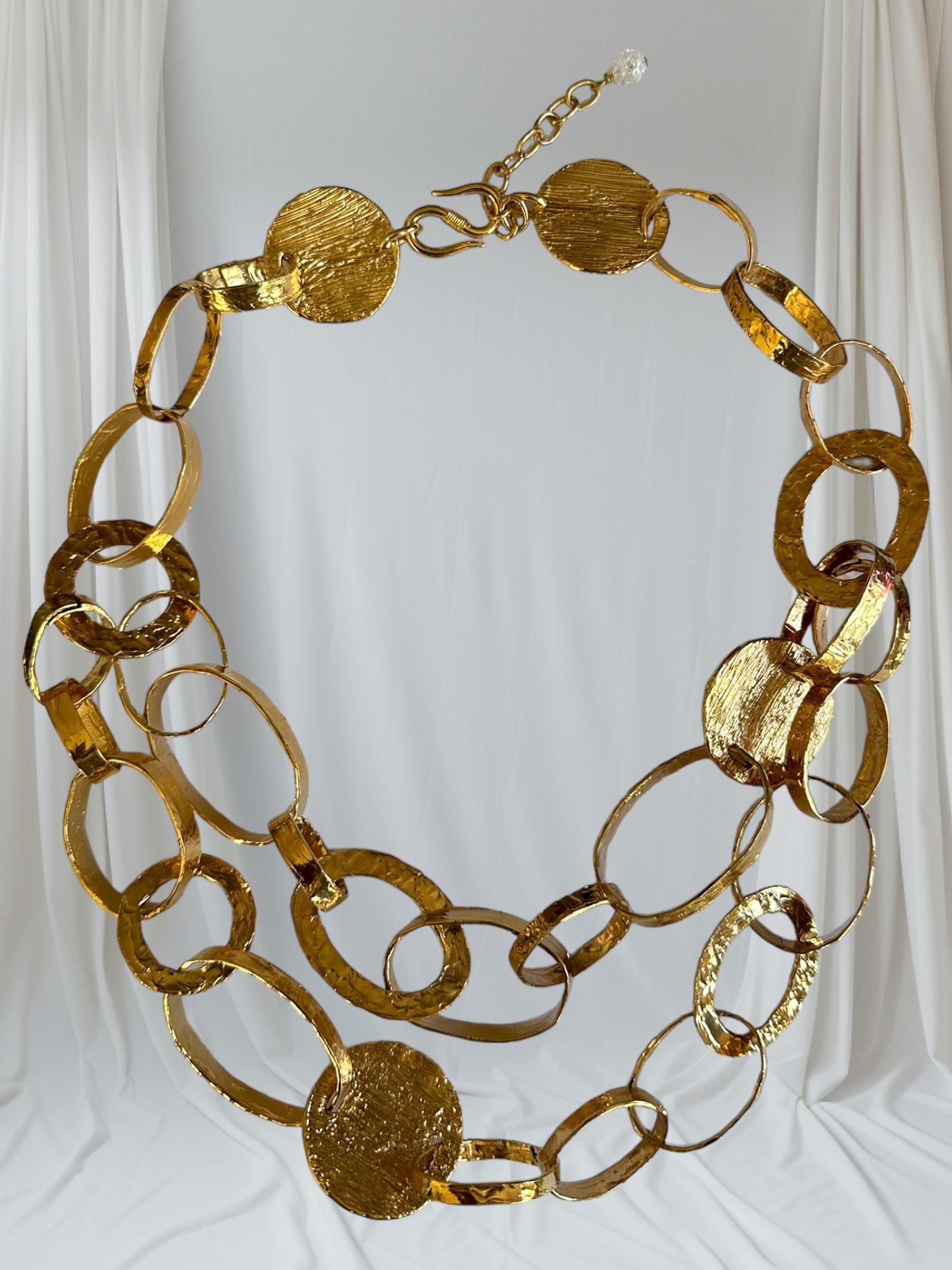 Sylvie Blet, la designer, era l'assistente personale di Robert Goossens in tutte le sue creazioni. Ha lavorato al suo fianco per 20 anni creando collezioni per Yves St Laurent e molte altre case di alta moda.
Ogni pezzo è scolpito in cera, poi fuso