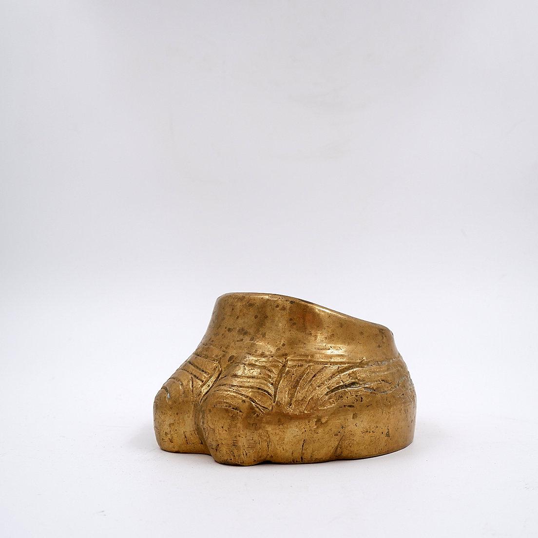 Cendrier pied d'éléphant en bronze doré 1970
Objet de collection - Accessoires pour fumeurs
Dimensions : 12x13,5cm H:7,5cm 
Matière :bronze doré
Cendrier en forme de patte d'éléphant dans le style de Nucci Valsecchi dans les années 1970.
