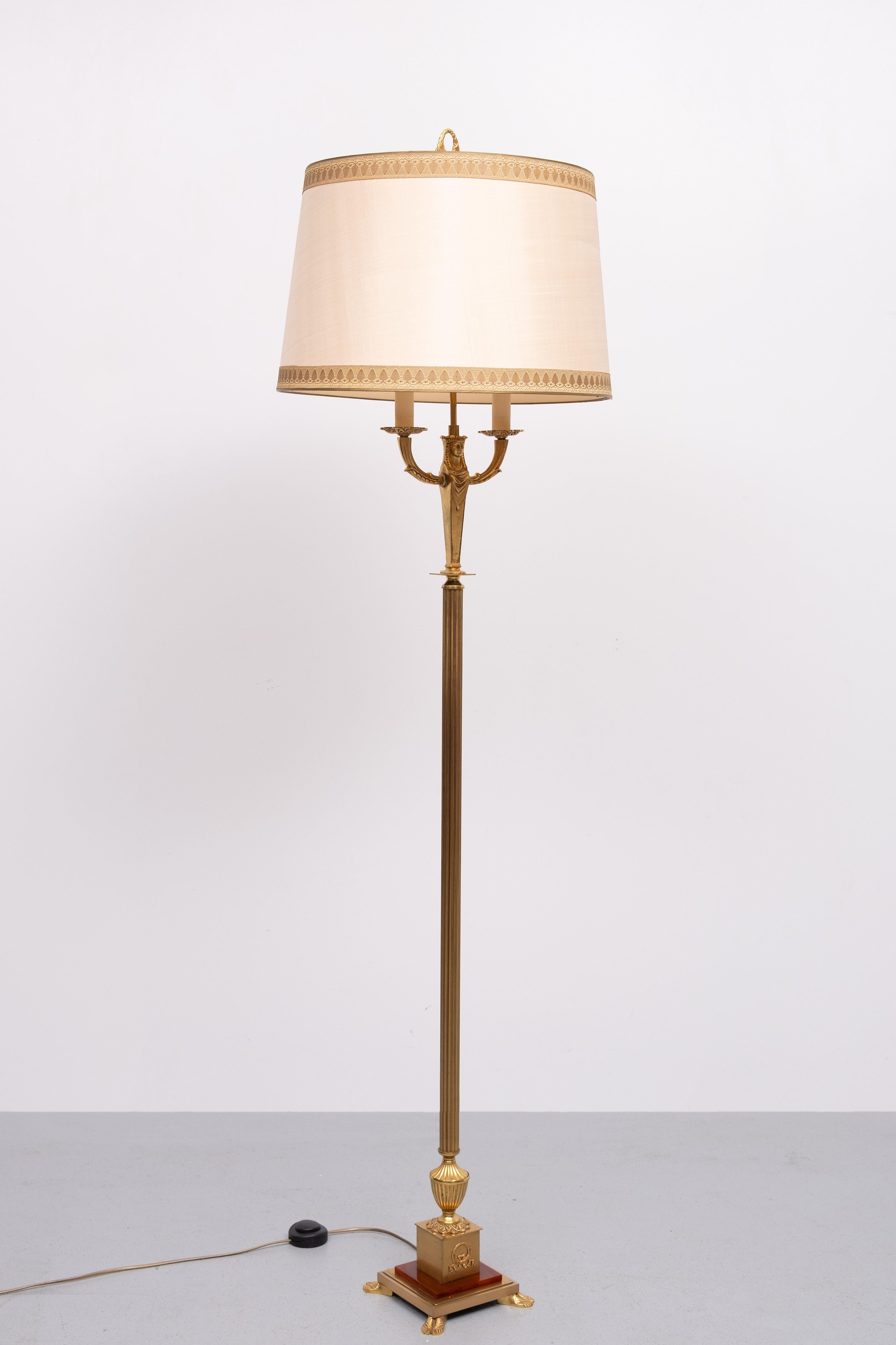 Lámpara de pie Imperio de bronce dorado  Francia Años 50 en venta 4