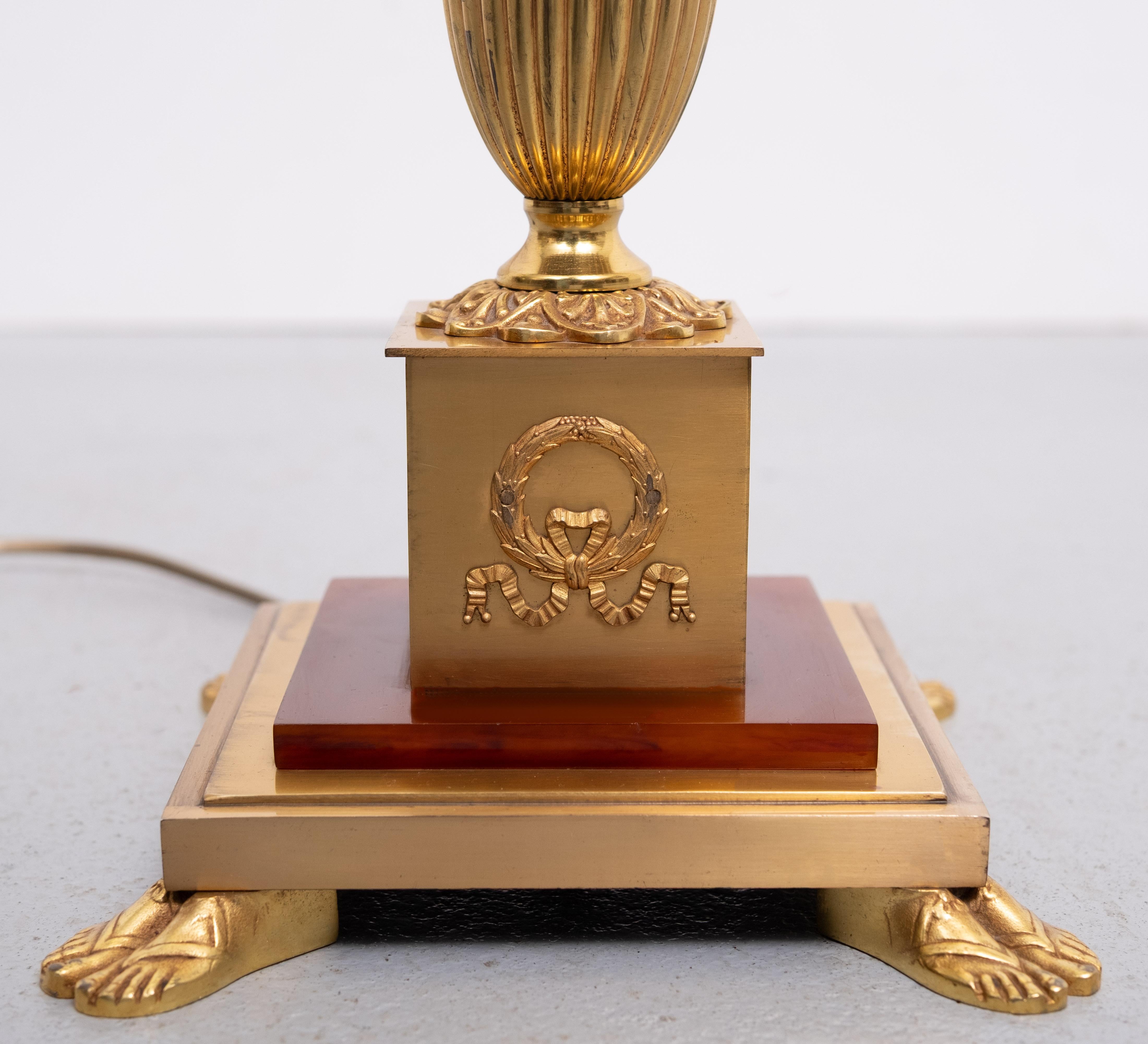 Lámpara de pie Imperio de bronce dorado  Francia Años 50 en venta 6