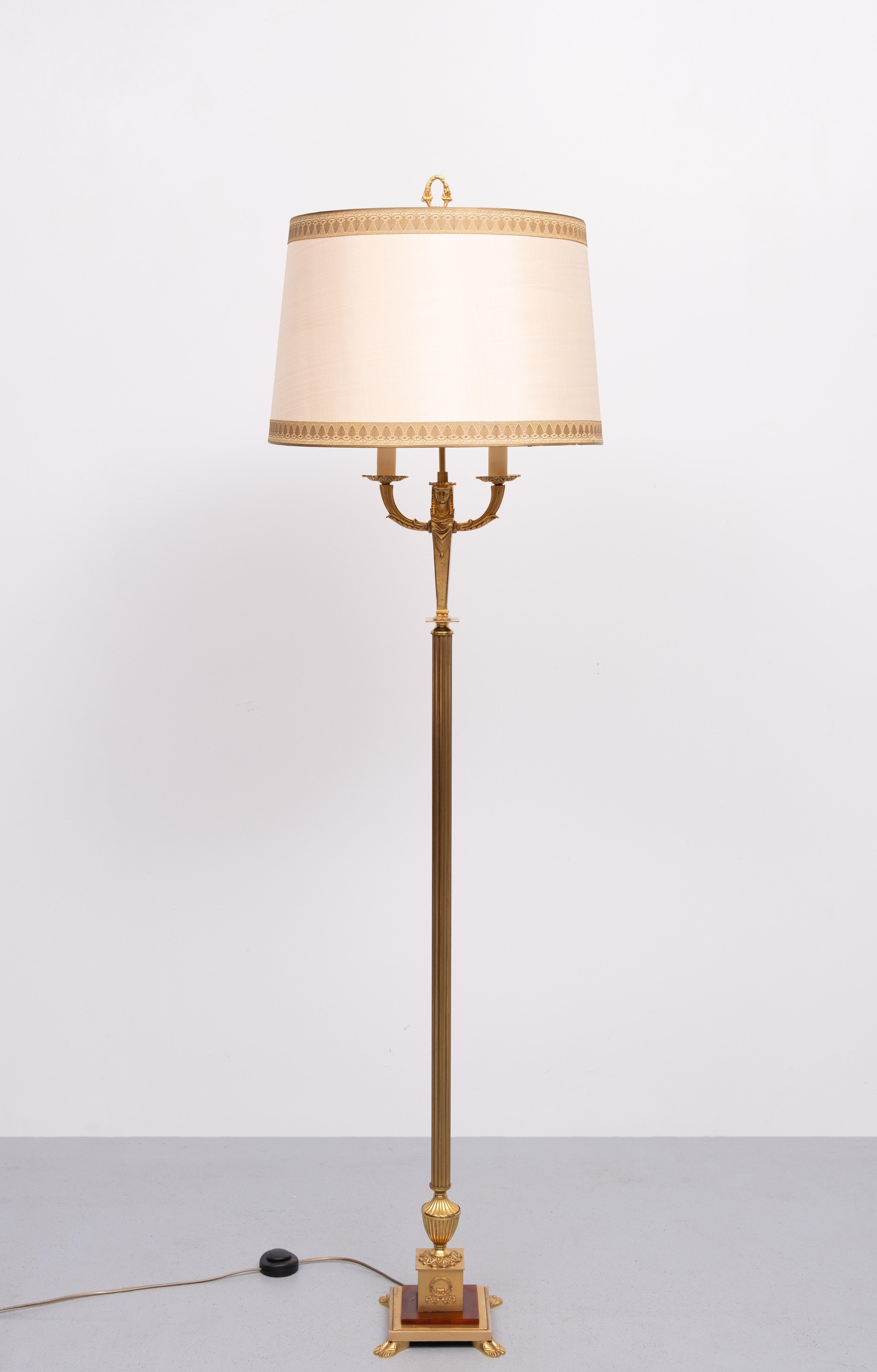 Magnífica lámpara de pie Imperio Francia de Bronce Dorado ,Fundición excepcional  
echa un vistazo a sus hermosos pies de bronce .  Lámpara de muy buena calidad .