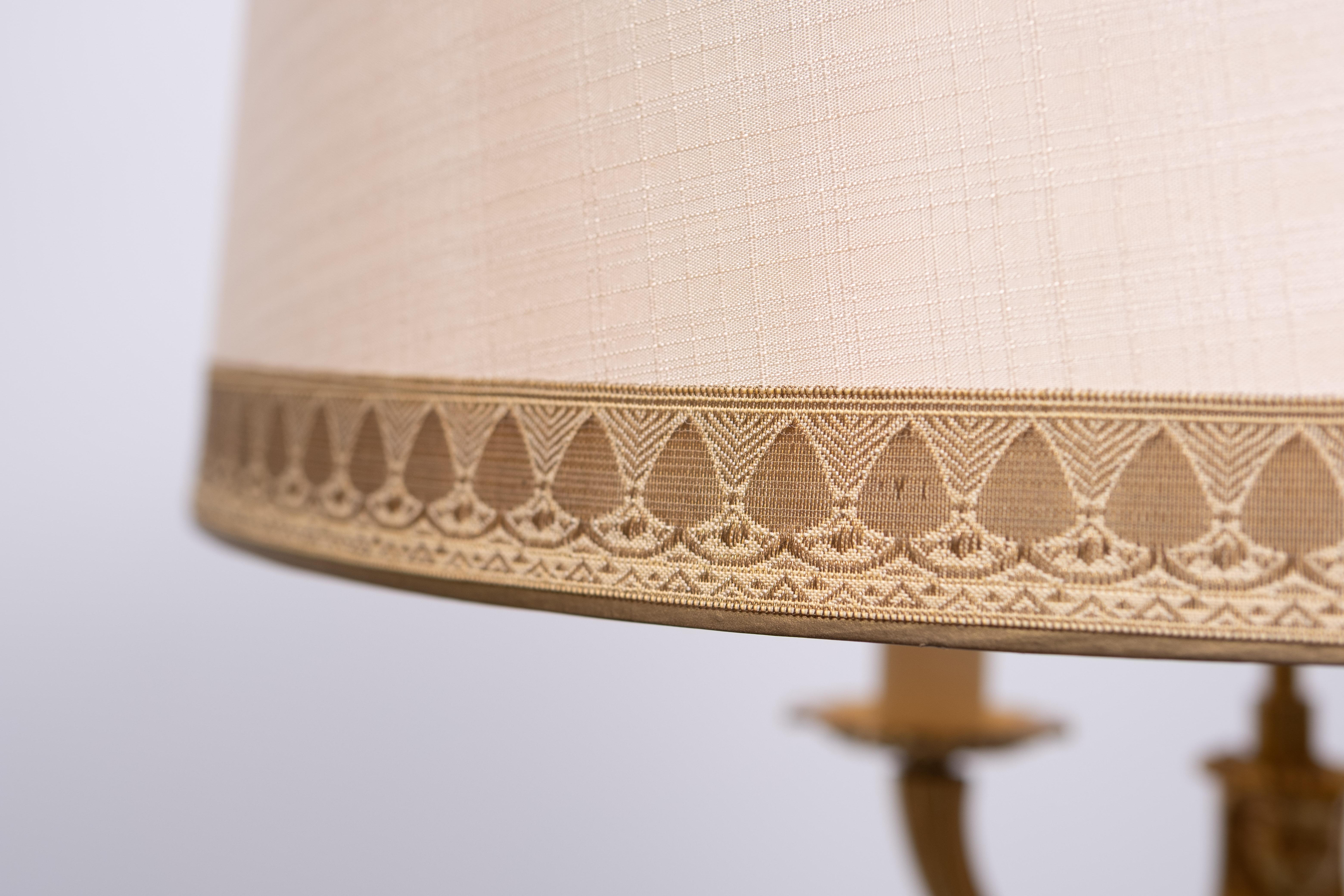 Lámpara de pie Imperio de bronce dorado  Francia Años 50 mediados del siglo XX en venta