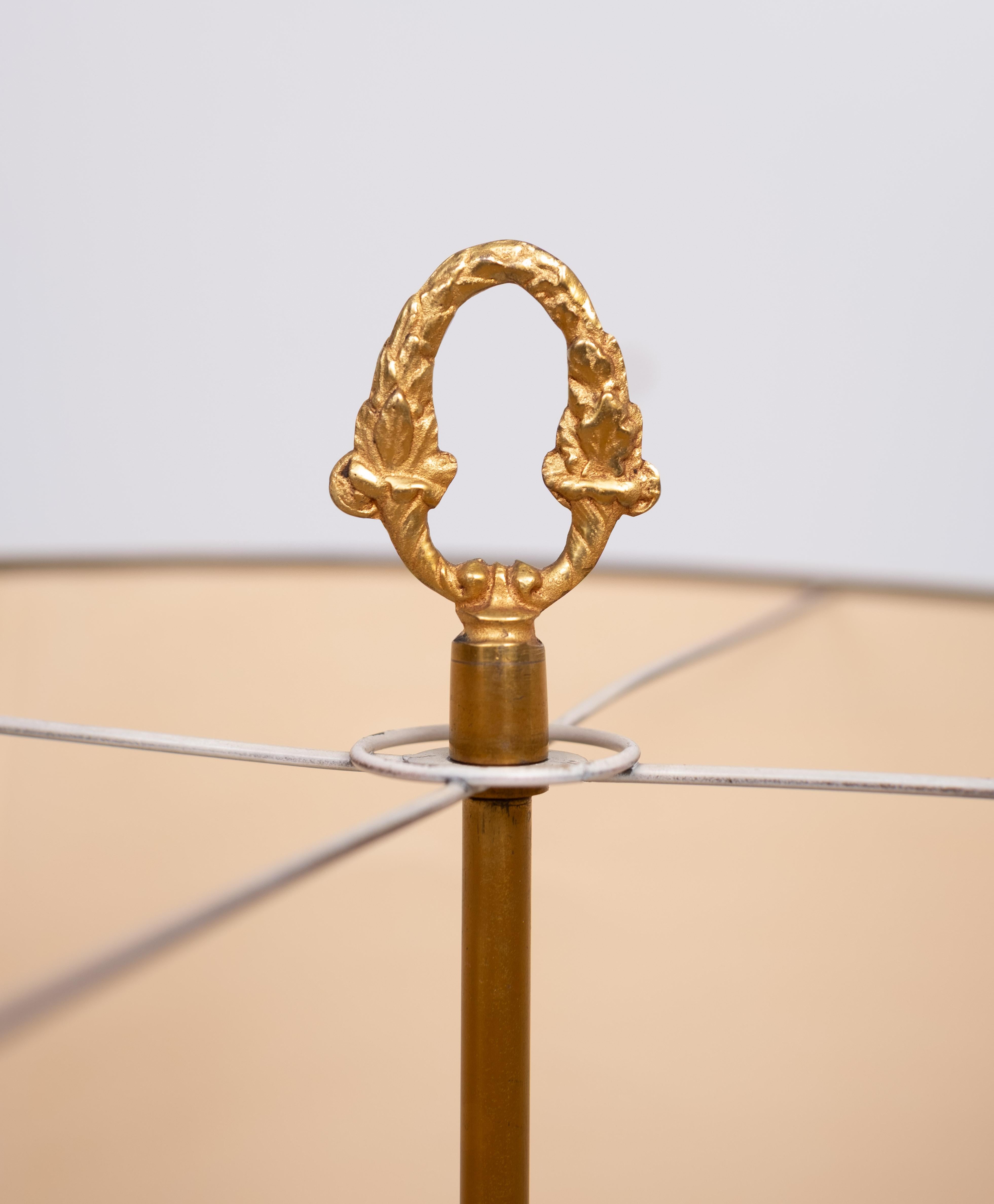 Lámpara de pie Imperio de bronce dorado  Francia Años 50 Bronce en venta