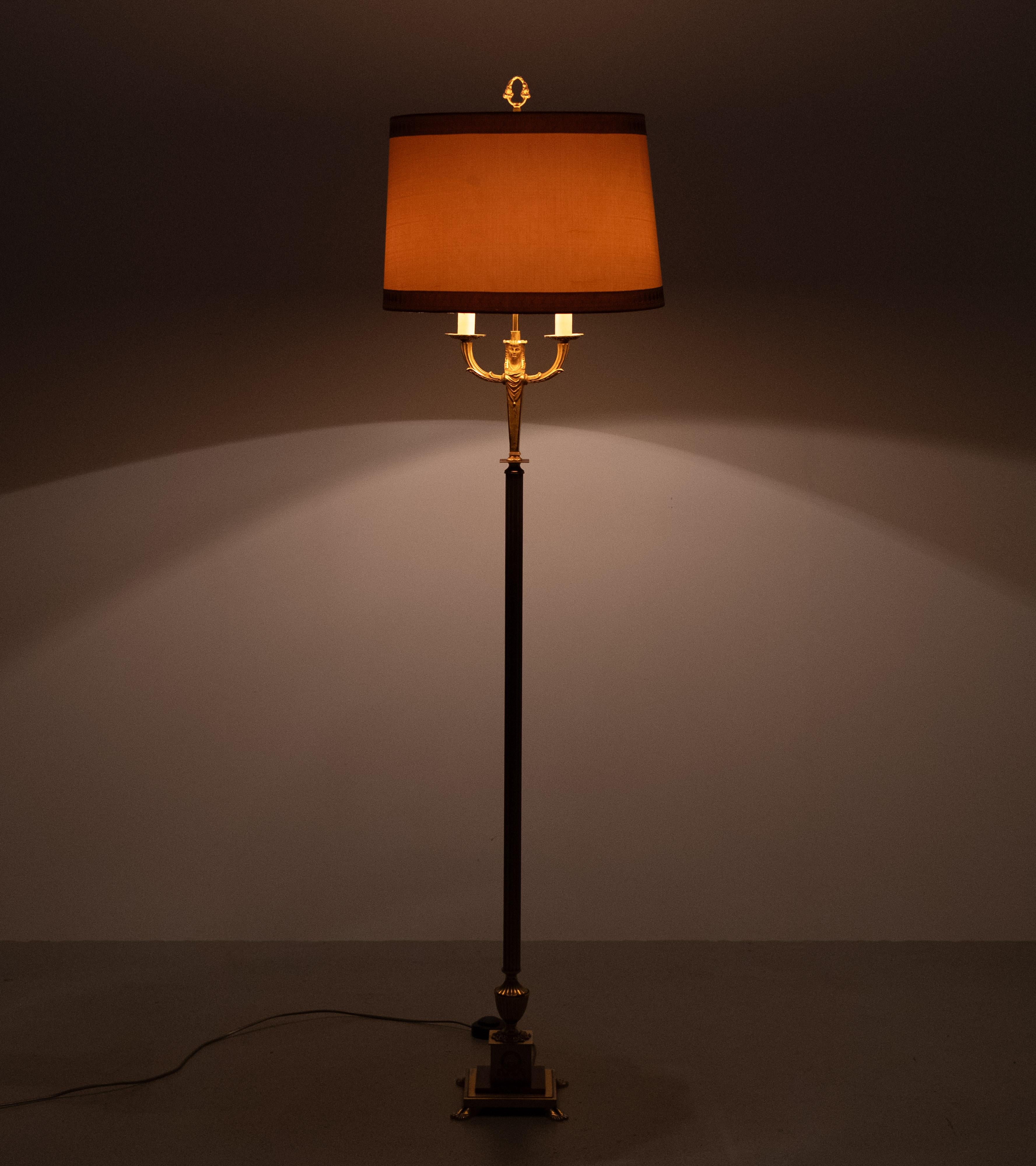 Lámpara de pie Imperio de bronce dorado  Francia Años 50 en venta 3