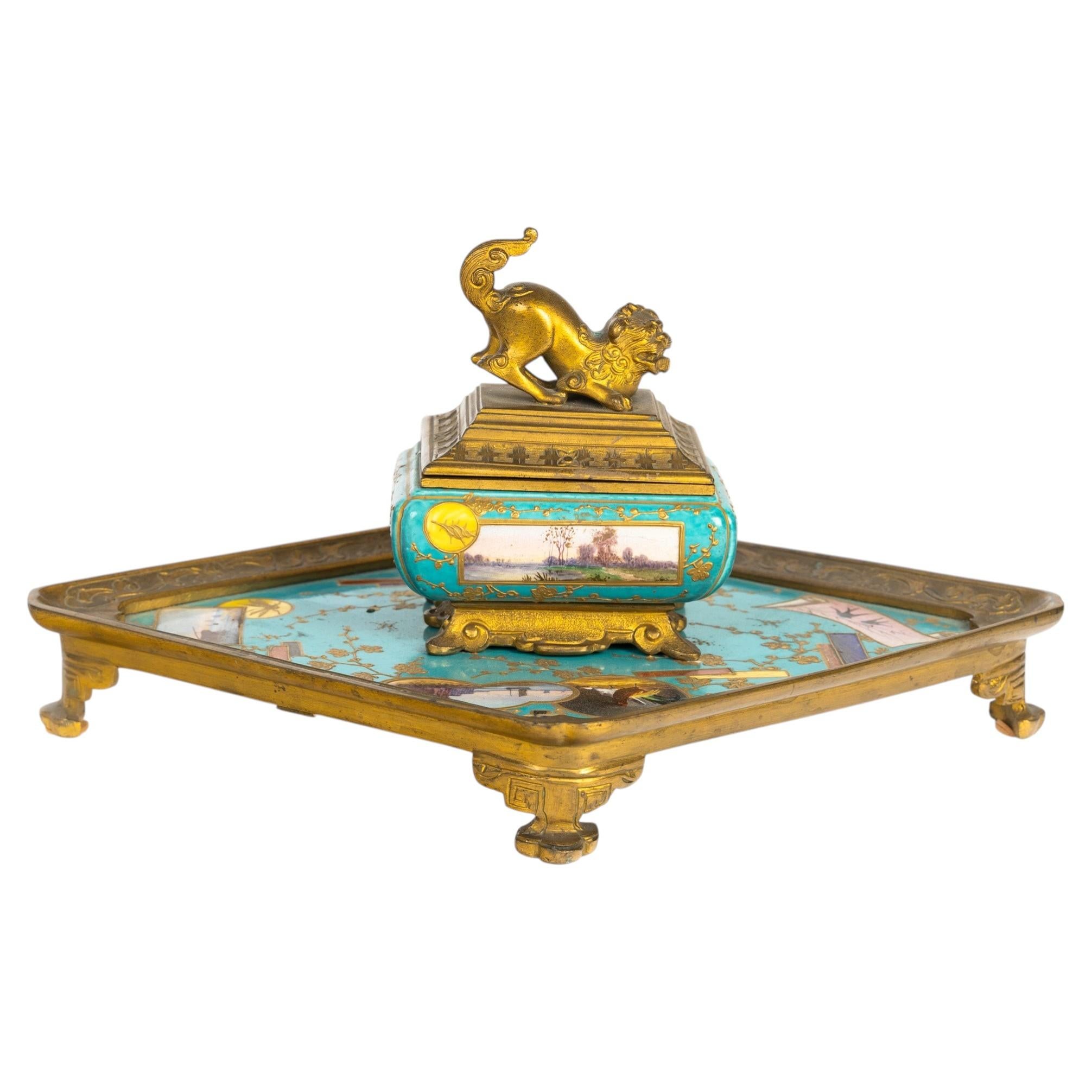 Tintenfass aus vergoldeter Bronze und emailliertem Steingut, im japanischen Stil, aus der Zeit Napoleons III. im Angebot