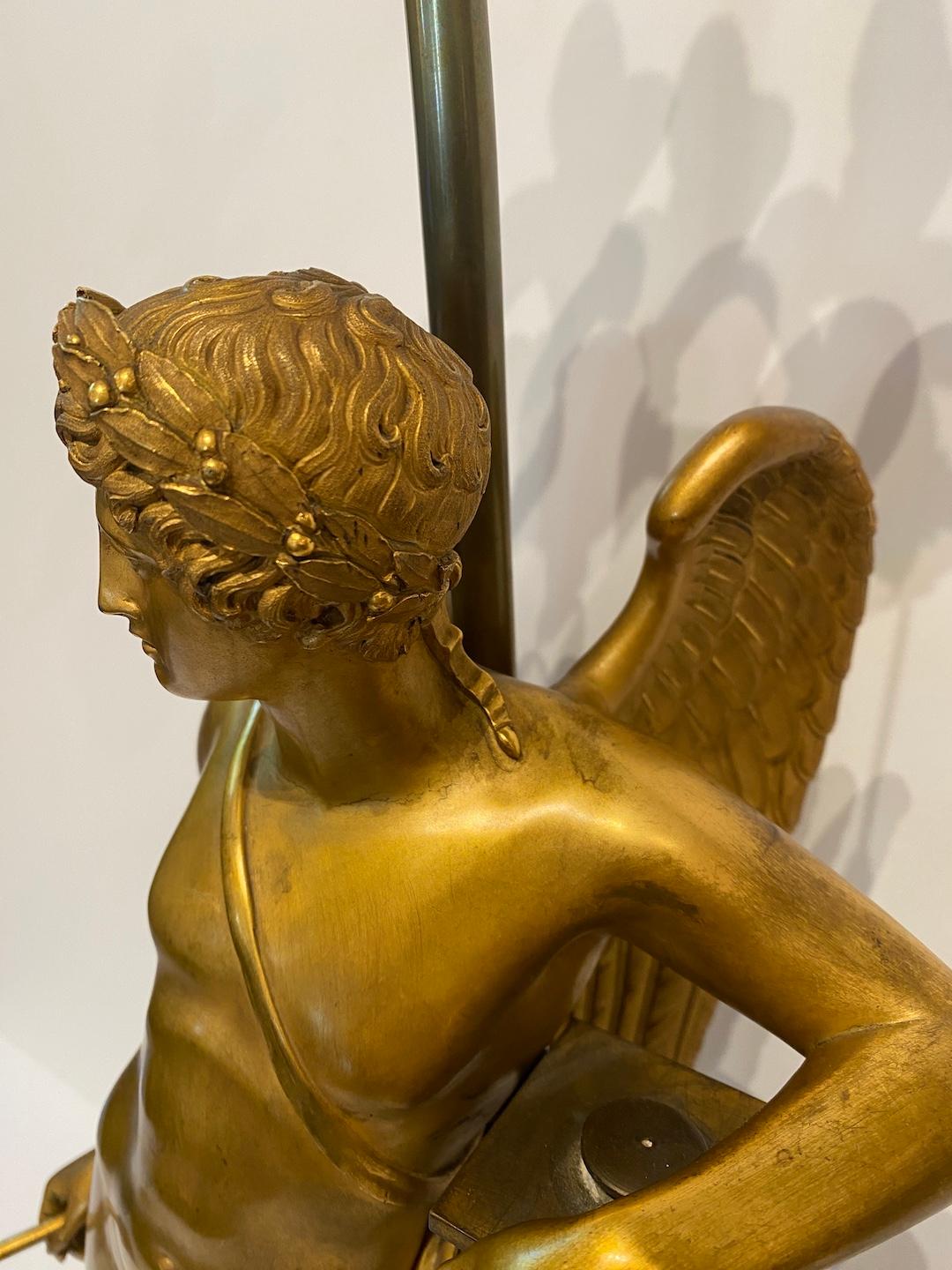 Français Lampe figurative en bronze doré en vente