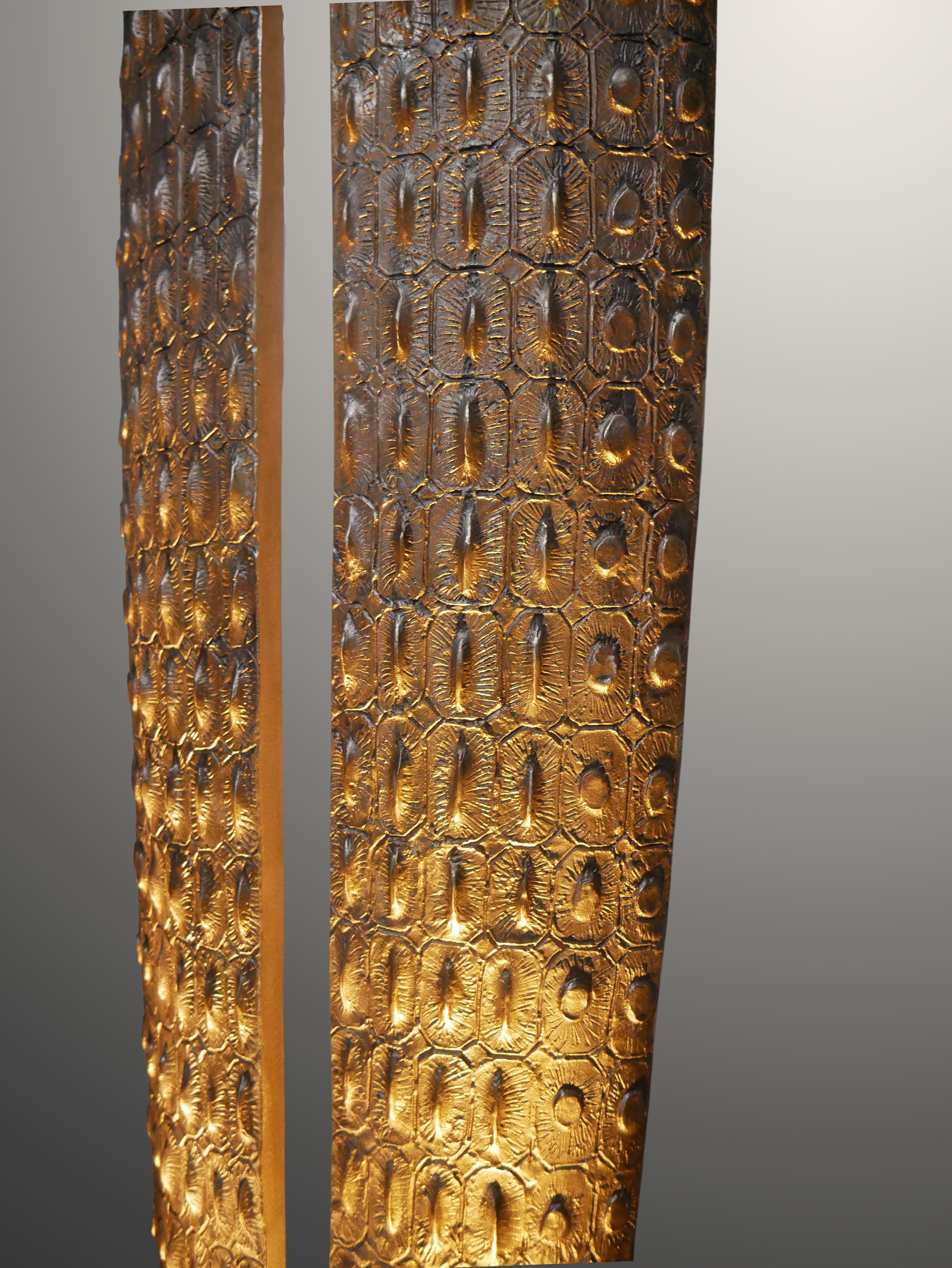 Lampadaire en bronze doré dont la courbe naturelle rappelle la texture en écailles de la peau de crocodile, trouvant sans effort l'équilibre entre formes rationnelles et organiques. Fabriqué à la main par le sculpteur français Patrick Laroche dans