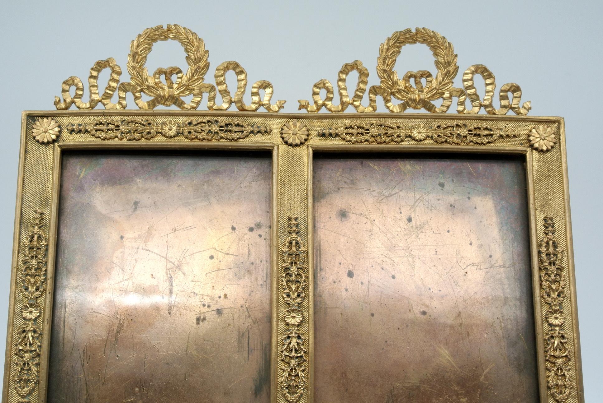 Gilded bronze frame and painted porcelain plaque, 19th century, Napoleon III period.
Measures: H 27 cm, W 22 cm, D 2 cm.
