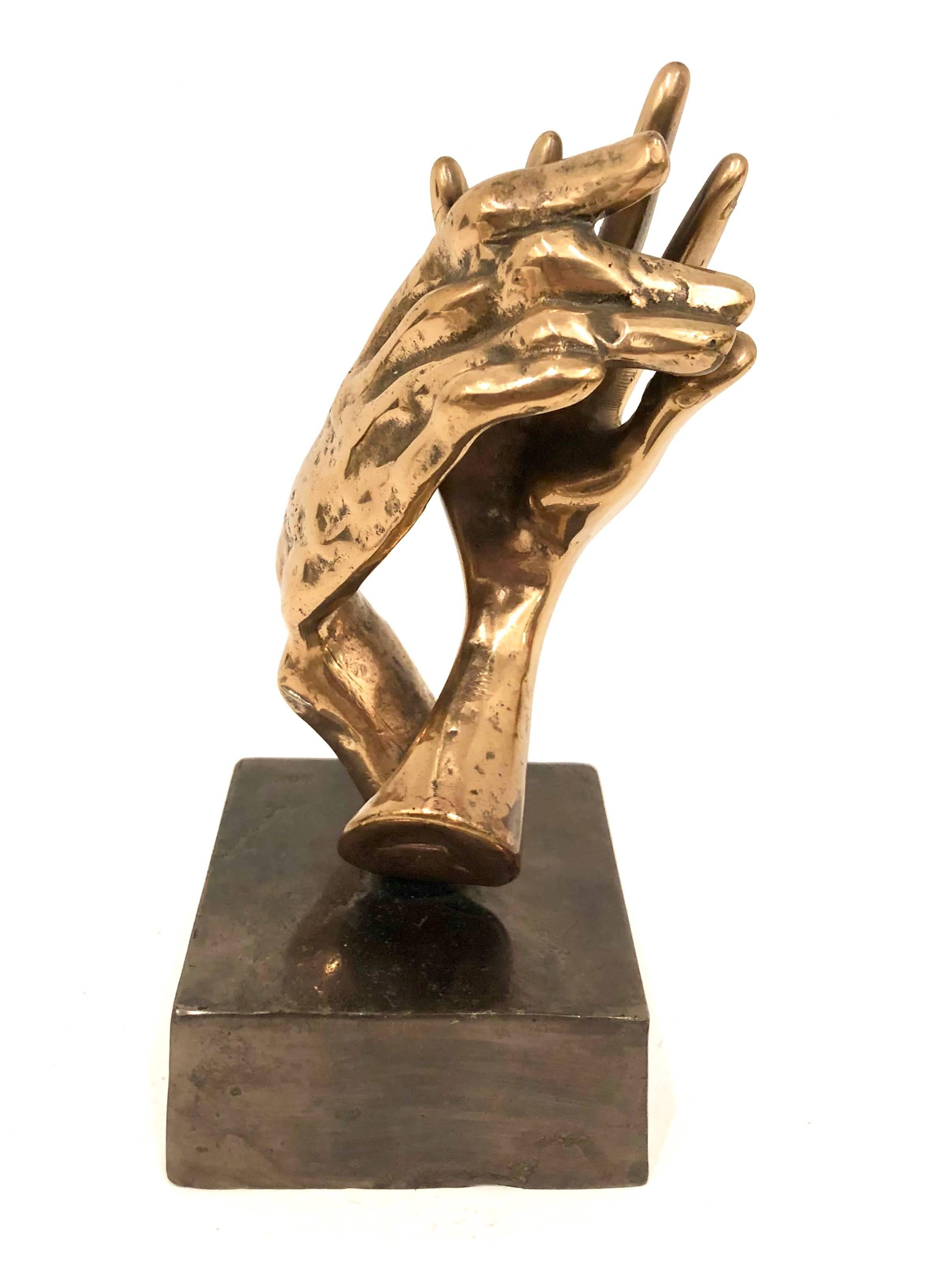 Mid-Century Modern Sculpture de mains en bronze doré signée par l'artiste français Yves Lohe