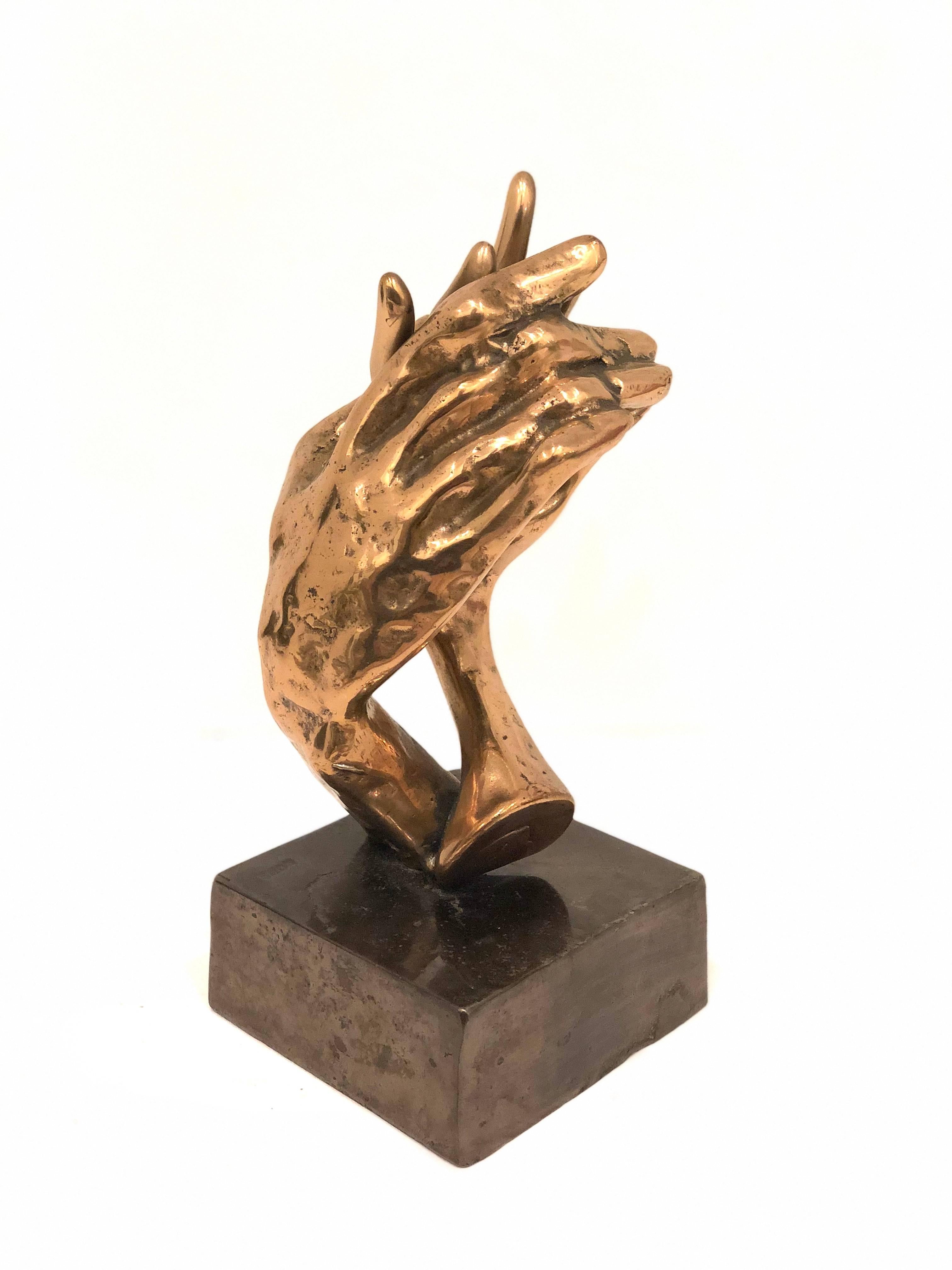 Sculpture de mains en bronze doré signée par l'artiste français Yves Lohe Excellent état à San Diego, CA