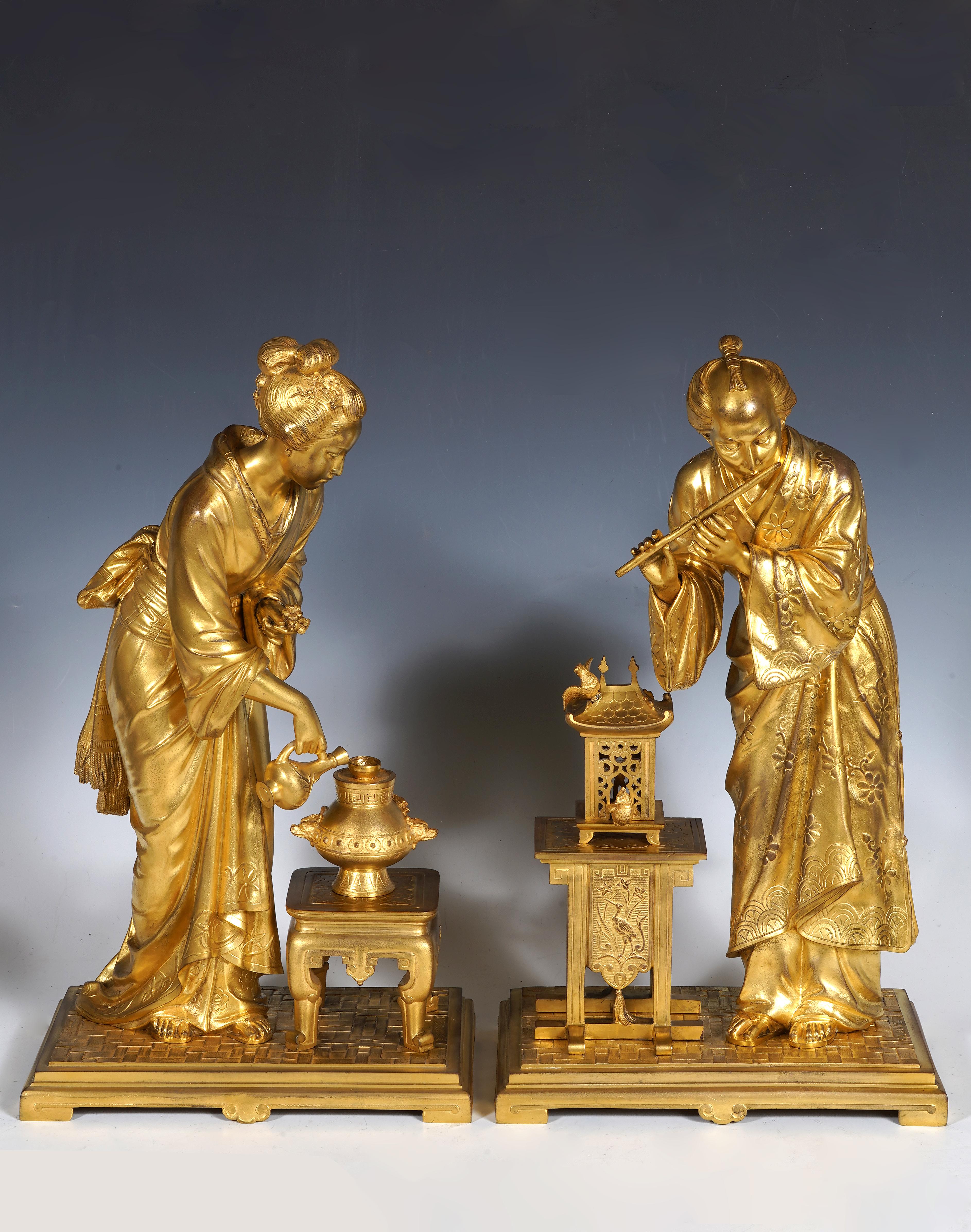 Firmato E. Laurent e Raingo Fres e numerato 375 e 321 sulla base.

Affascinante coppia di sculture in bronzo dorato che rappresentano una coppia giapponese in abiti tradizionali.  L'uomo suona il flauto per i suoi uccelli fuori dalla loro gabbia a