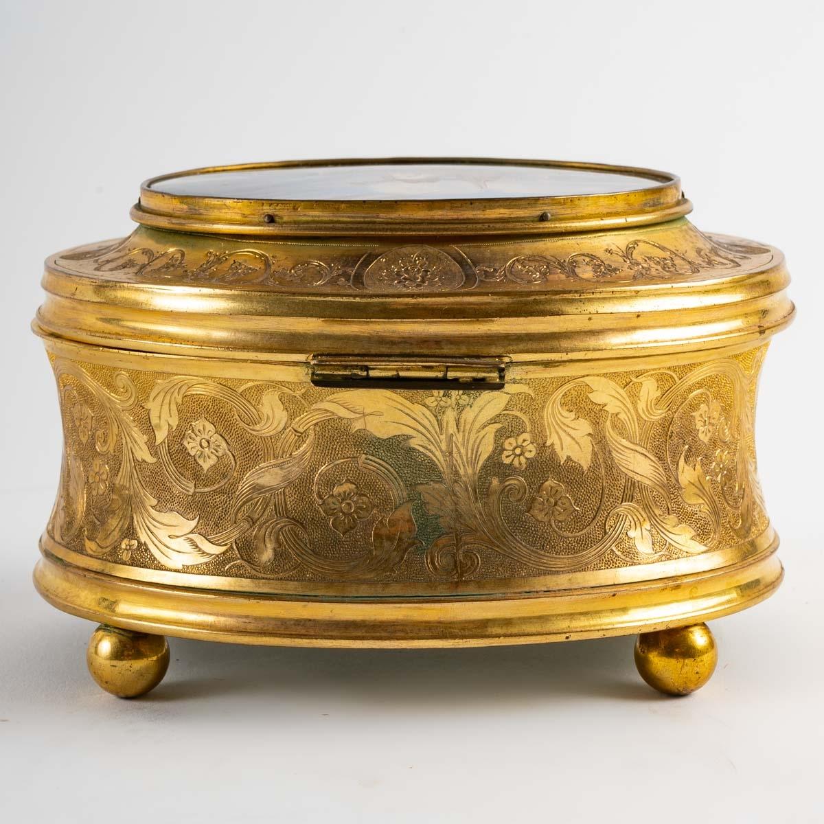 Gilded Bronze Jewelry Box with Painting under Glass, 19th Century In Good Condition For Sale In Saint-Ouen, FR