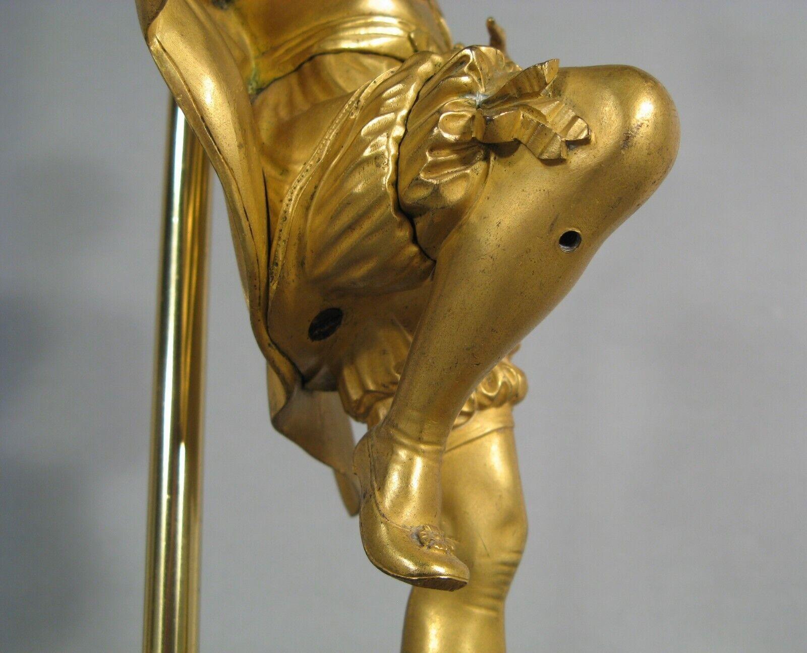 Lámpara de bronce dorado con figura de caballero renacentista - Finales S. XIX - 1Y150 4