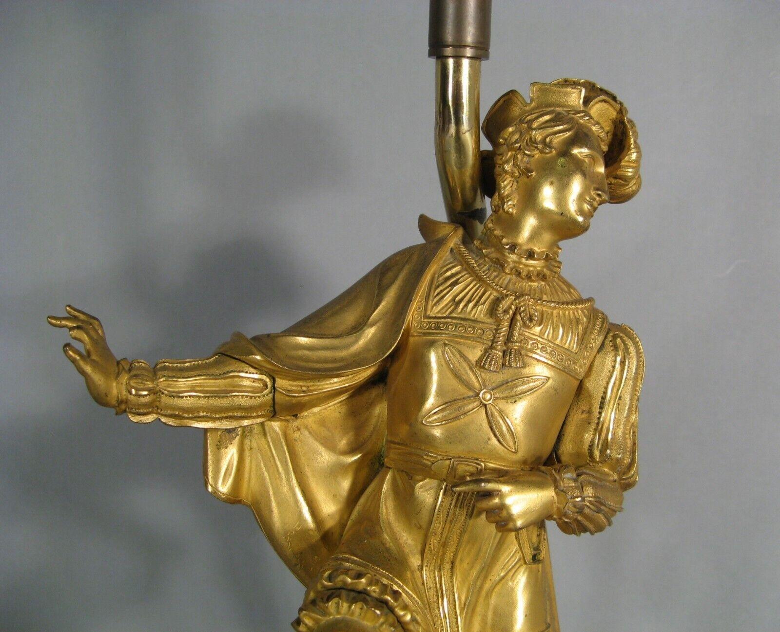 Escultura de bronce dorado de un caballero renacentista, posiblemente uno de los favoritos del rey Enrique III, conocido como 