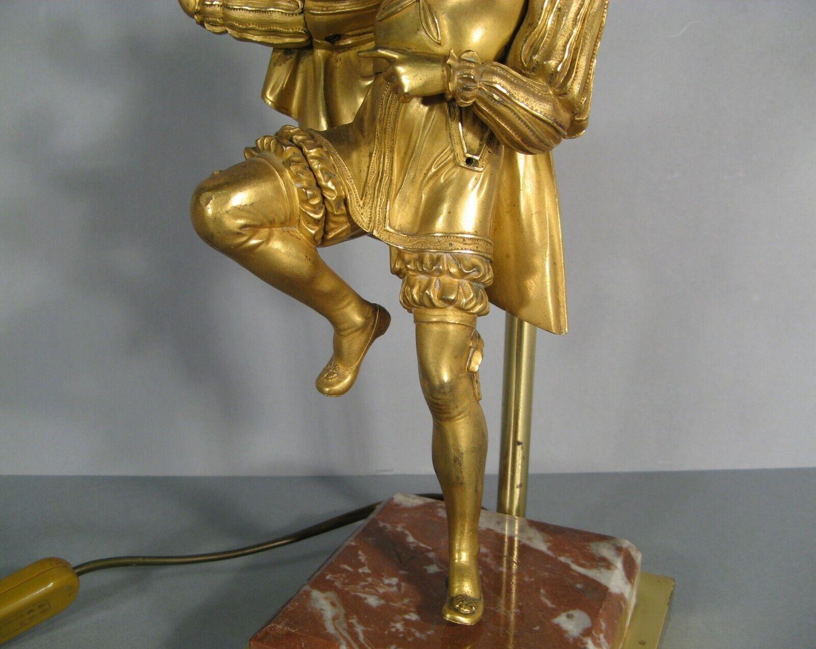 Lámpara de bronce dorado con figura de caballero renacentista - Finales S. XIX - 1Y150 Imperio