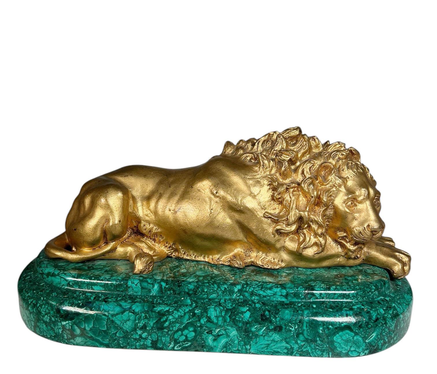 Un leone in bronzo dorato su una base in malachite personalizzata. Francia, circa 1880. 