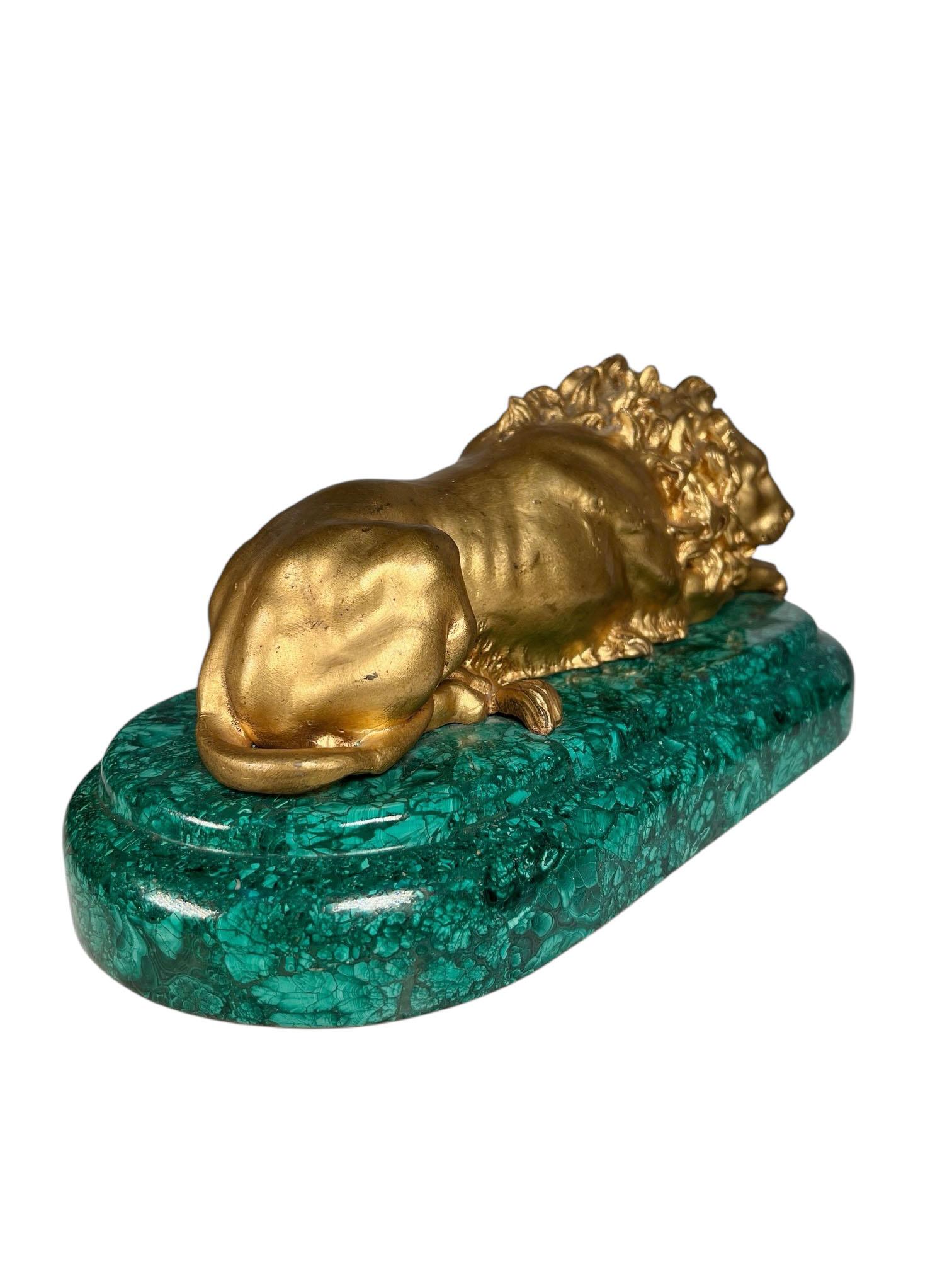 Francese Leone in bronzo dorato su malachite in vendita